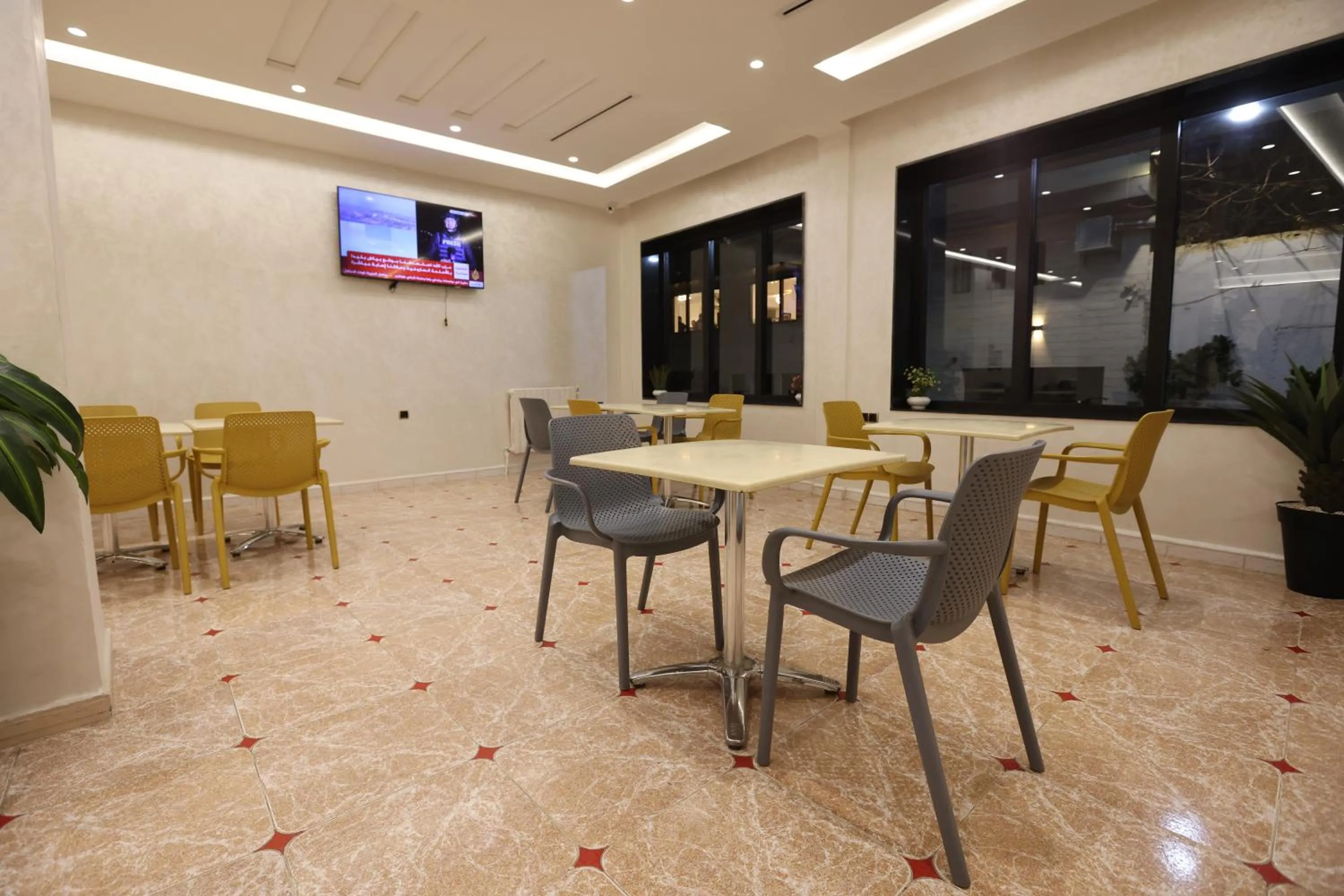 Restaurant/places to eat in Hôtel Des Lilas