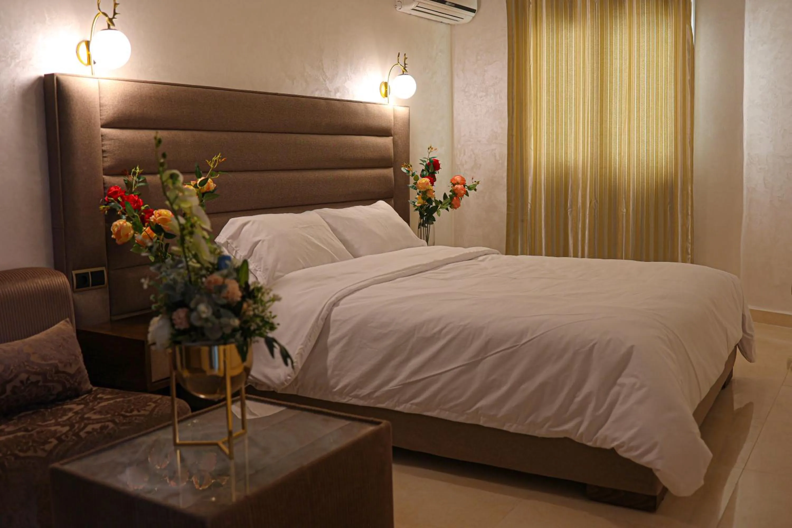 Bed in Hôtel Des Lilas