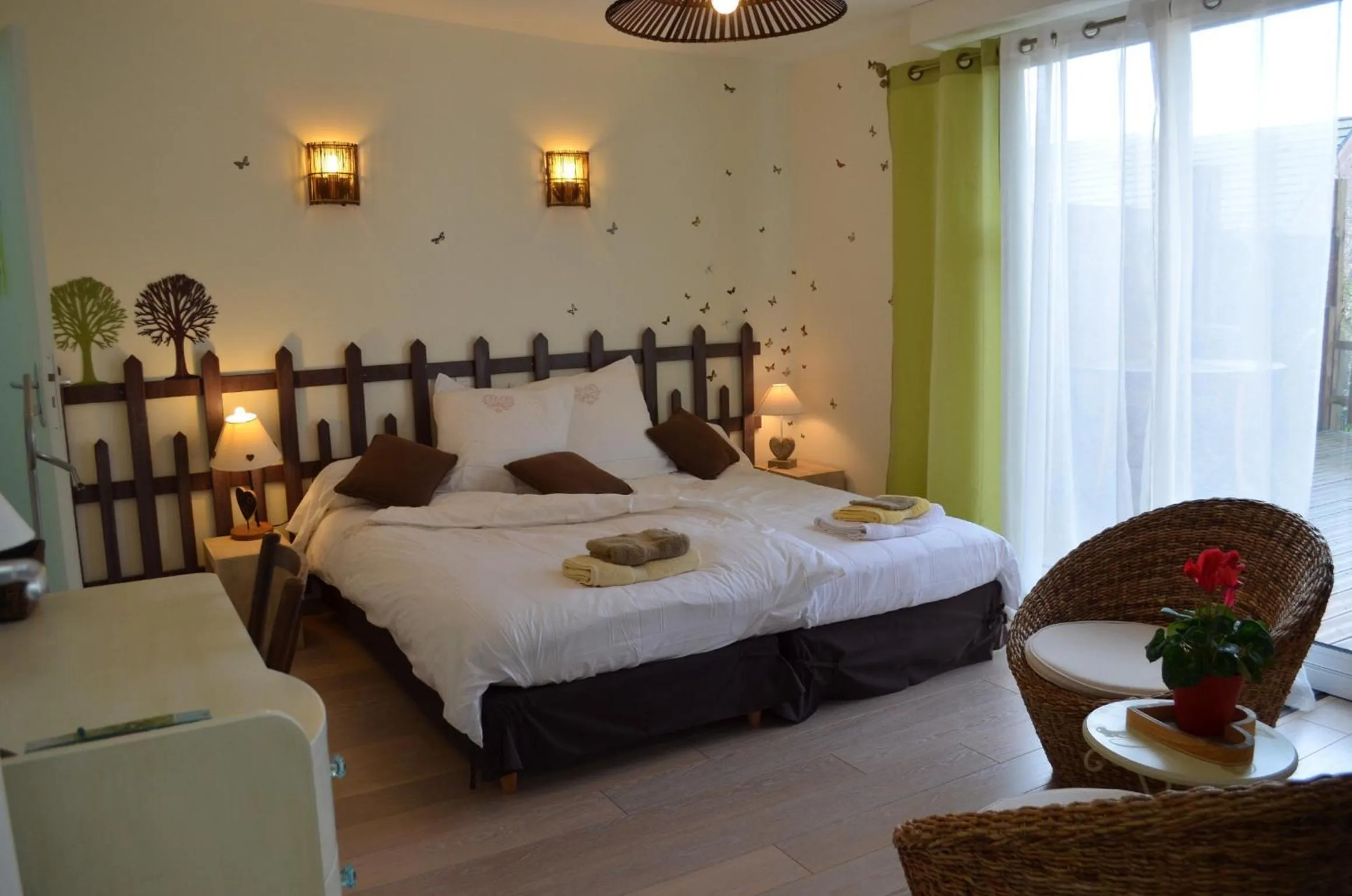 Photo of the whole room, Bed in Couette Et Cafe Crème