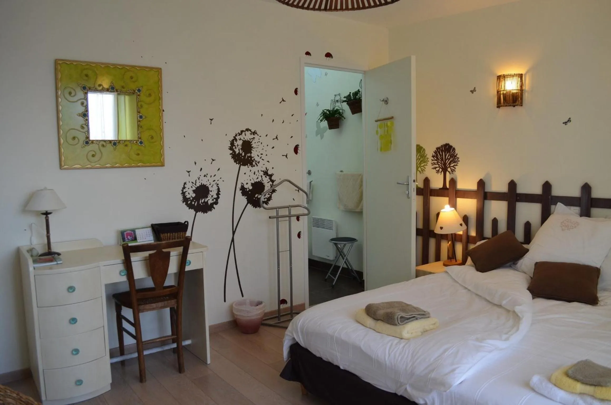 Photo of the whole room, Bed in Couette Et Cafe Crème