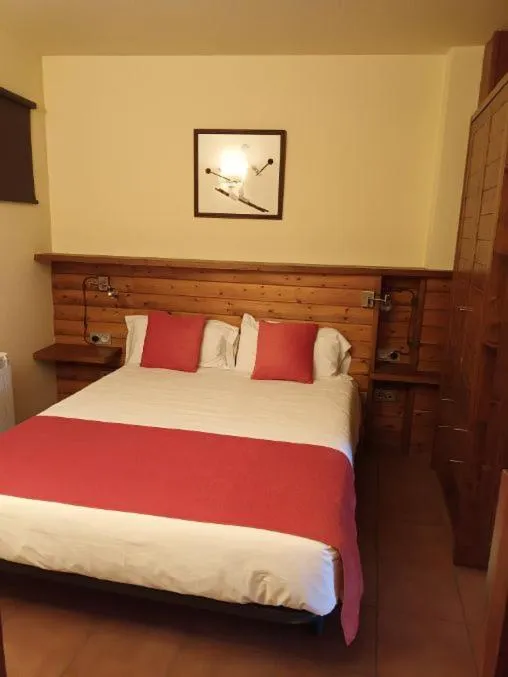 Bedroom, Bed in Aparthotel Bellver