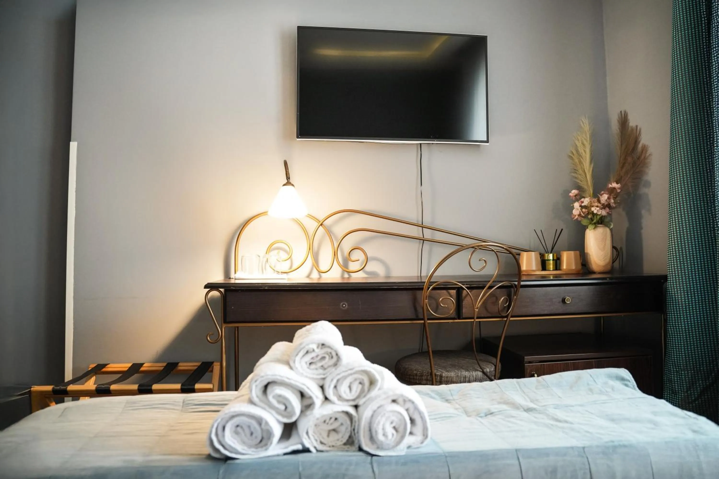 Bed in Hotel Dum by Muskat