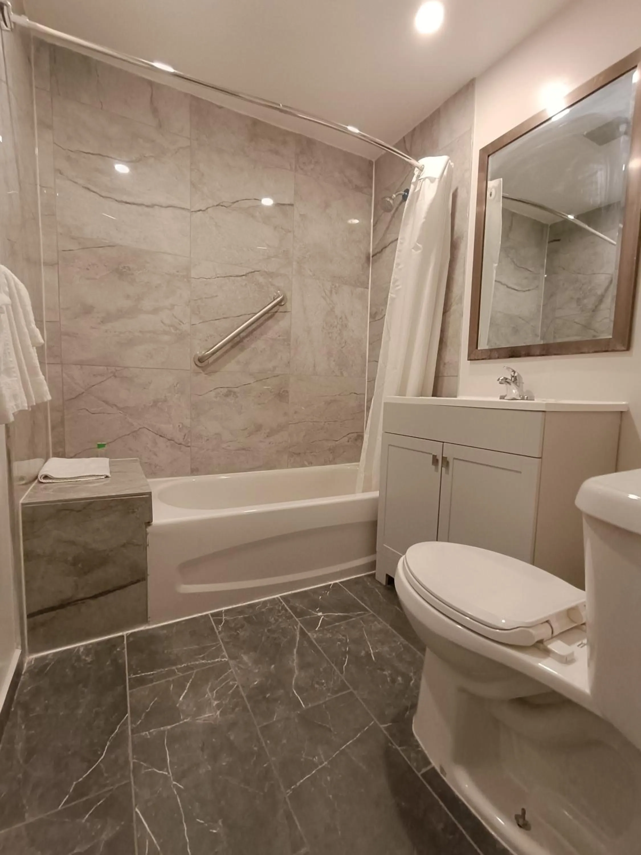 First Canada Hotel Cornwall Hwy 401 ON