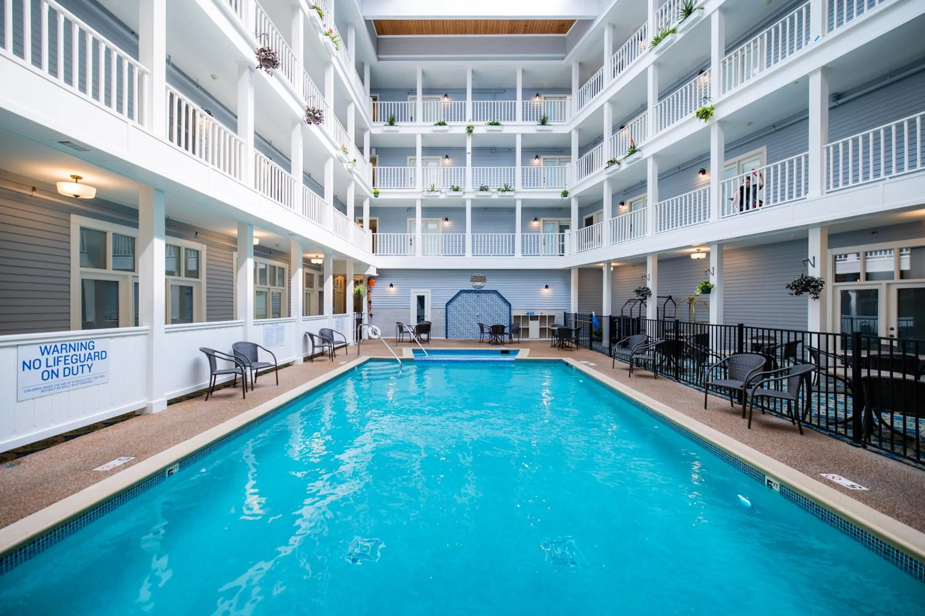 Swimming pool in Lake View Hotel