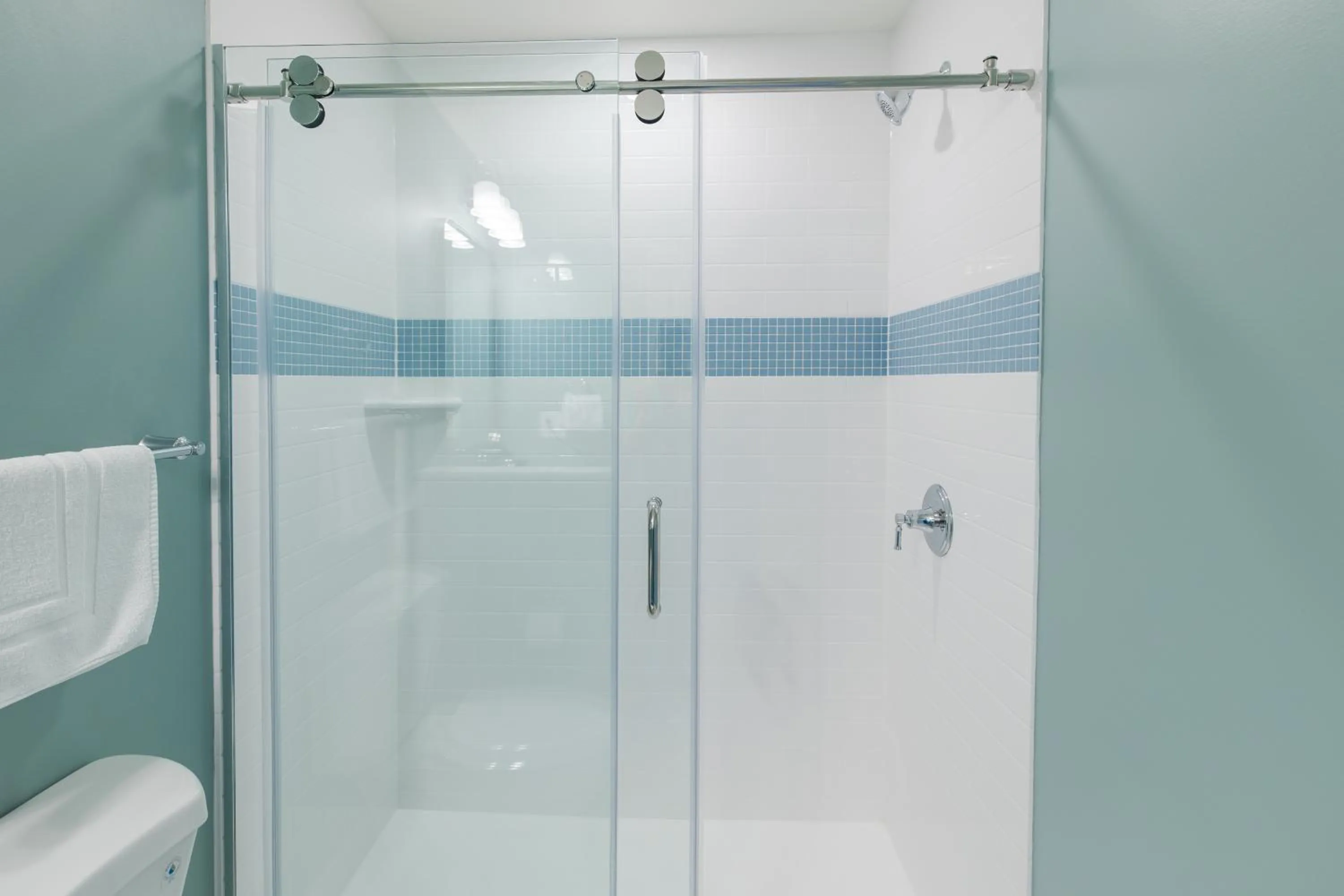 Shower in Lake View Hotel