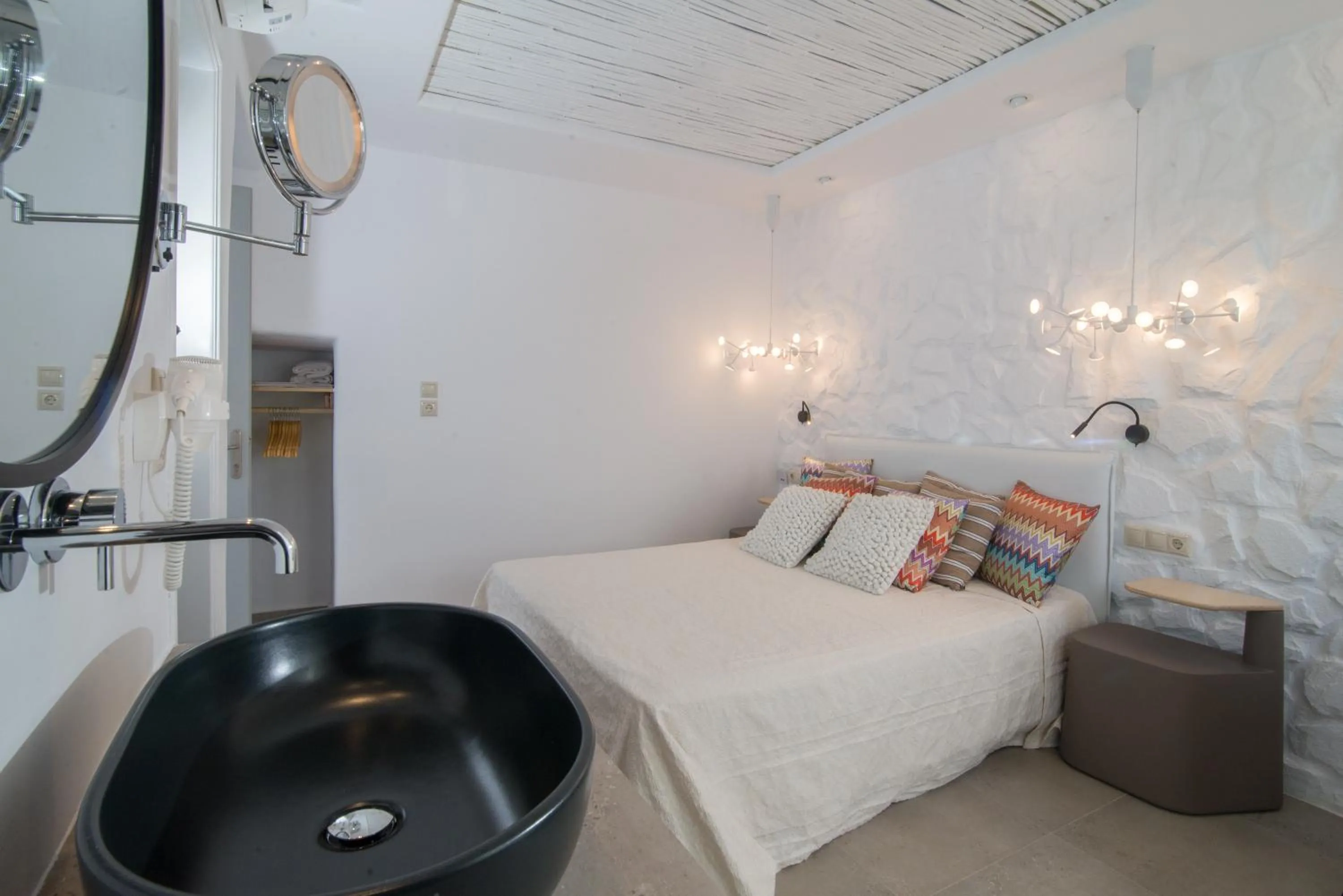 Photo of the whole room, Bed in Spiros