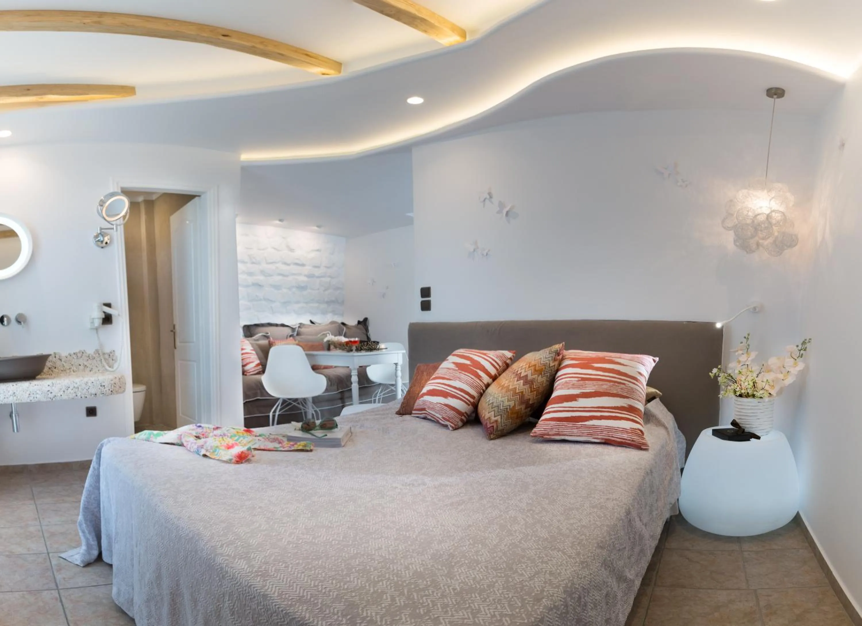 Photo of the whole room, Bed in Spiros