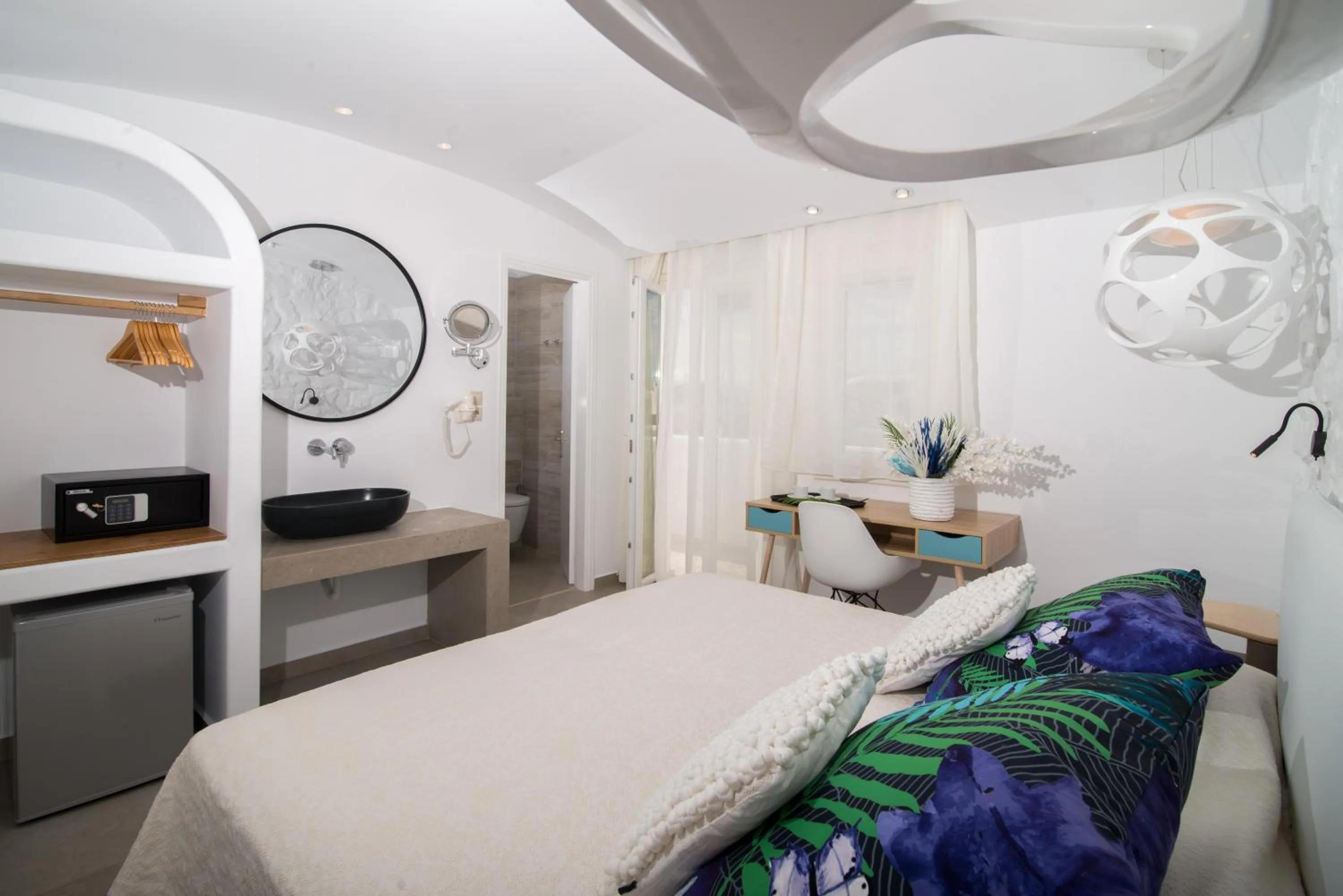 Photo of the whole room, Bed in Spiros