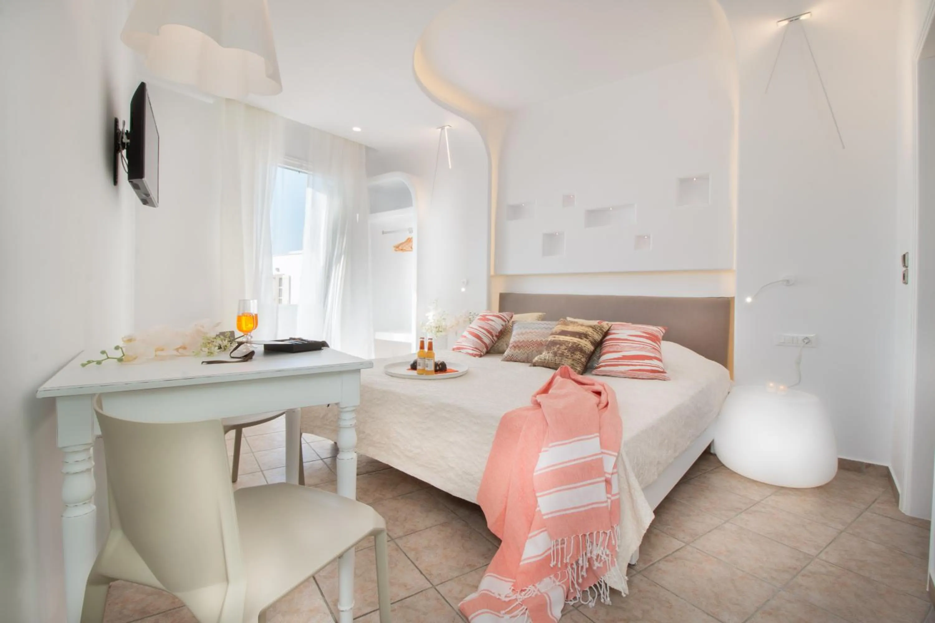 Photo of the whole room, Bed in Spiros