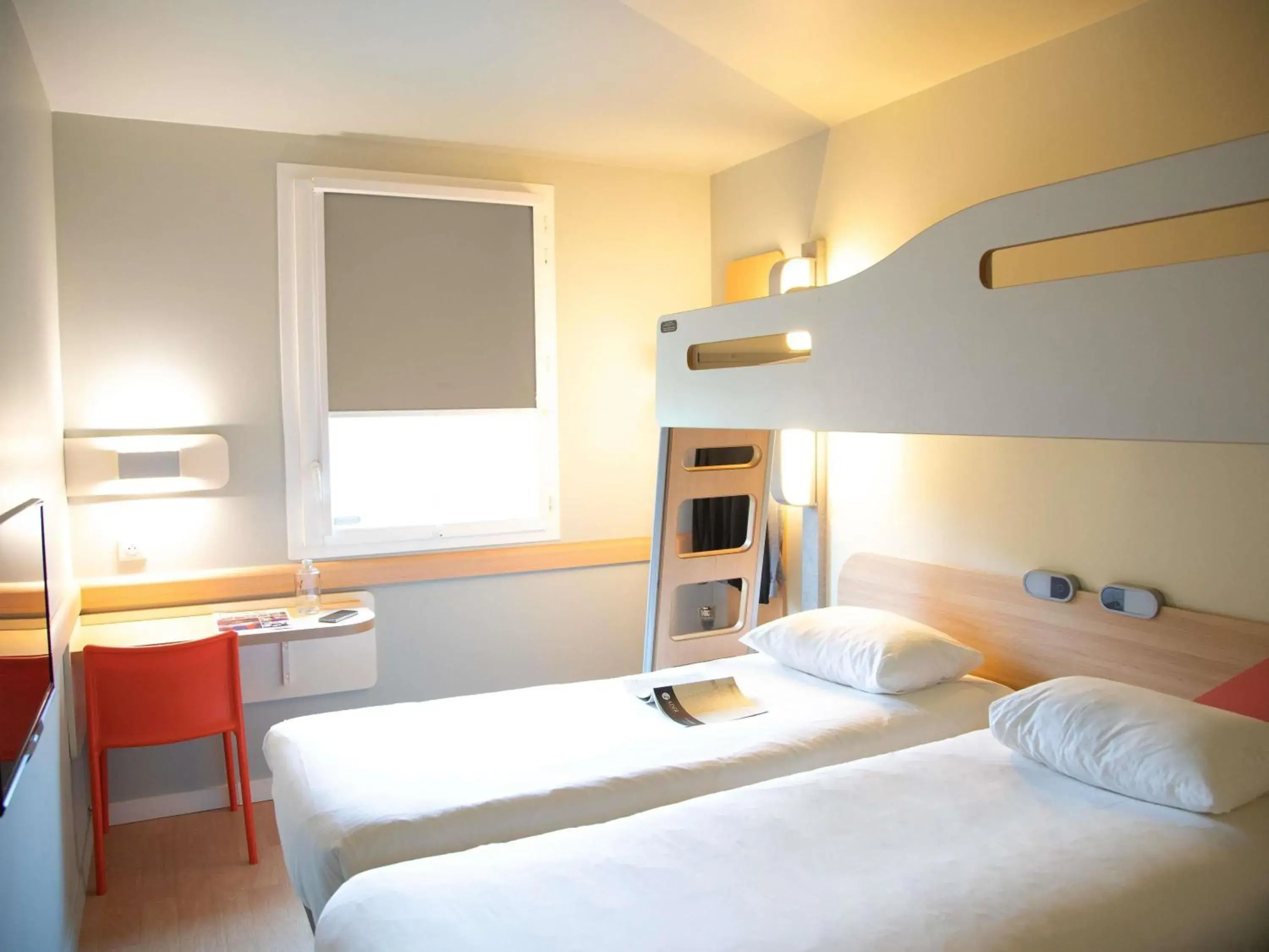Triple Room with Twin Beds and Bunk Bed in ibis budget Saint Quentin Yvelines - Vélodrome Triple Room with Twin Beds and Bunk Bed in ibis budget Saint Quentin Yvelines - Vélodrome