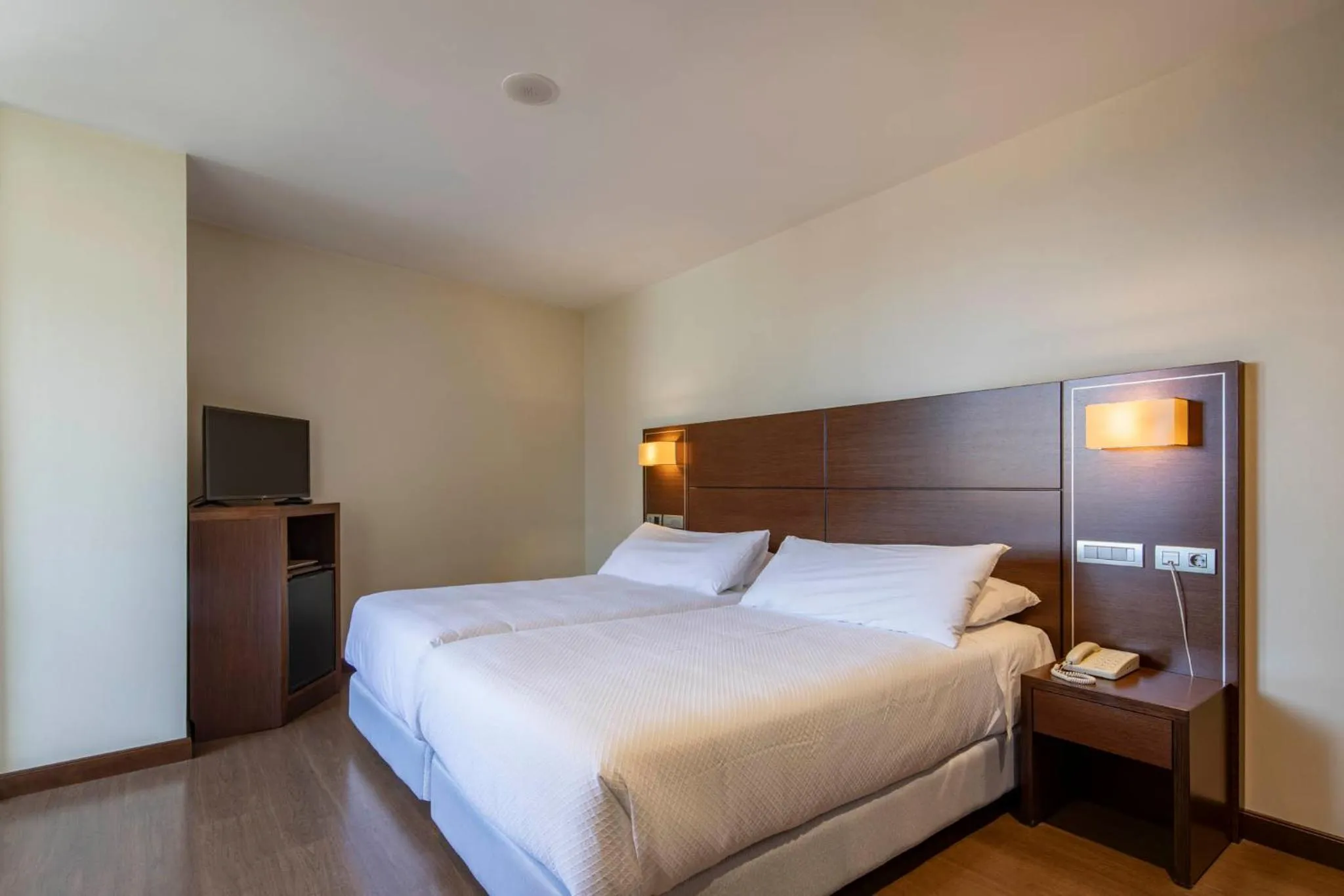 minibar, Bed in Hotel Coia de Vigo