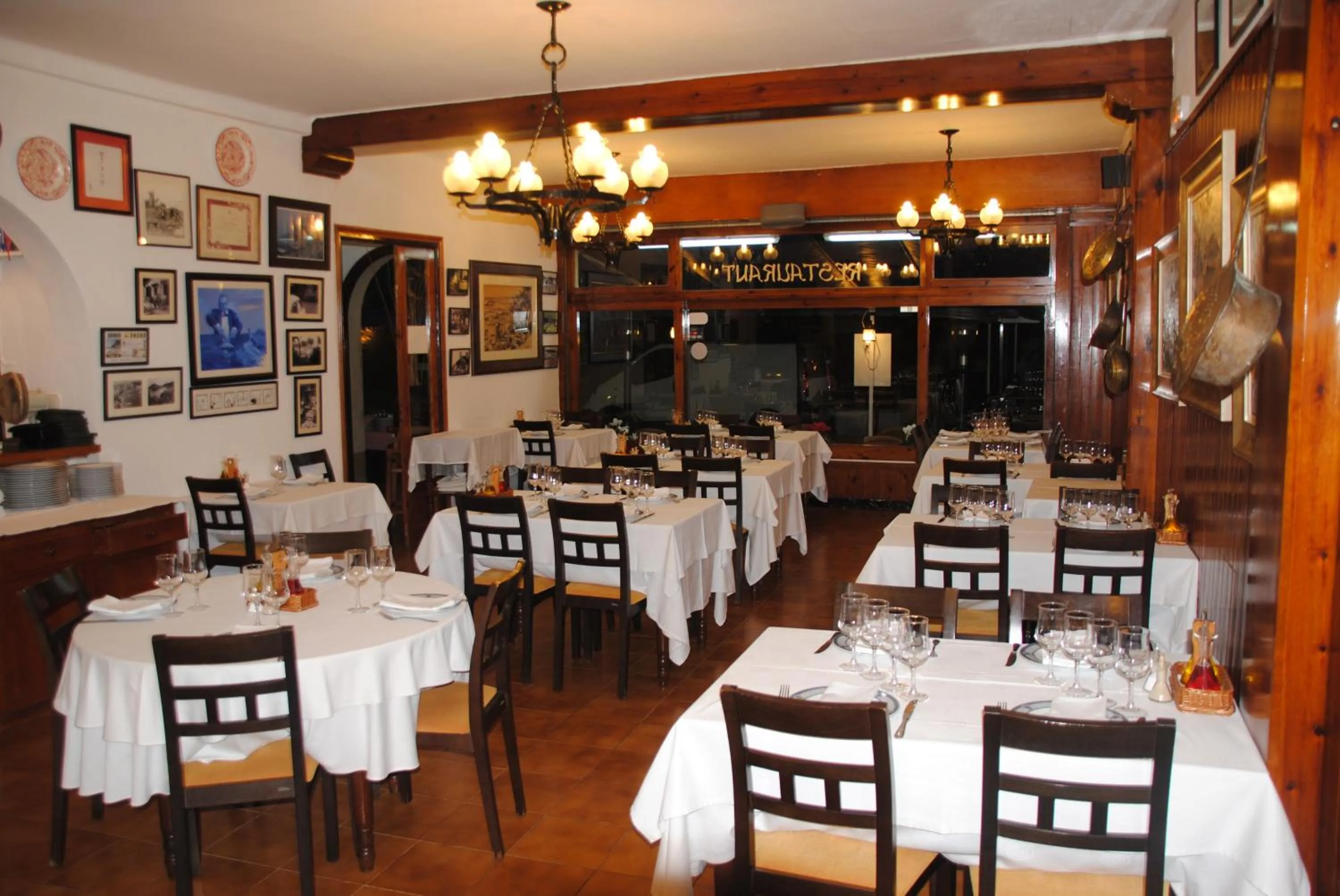 Restaurant/places to eat in Hotel Victoria