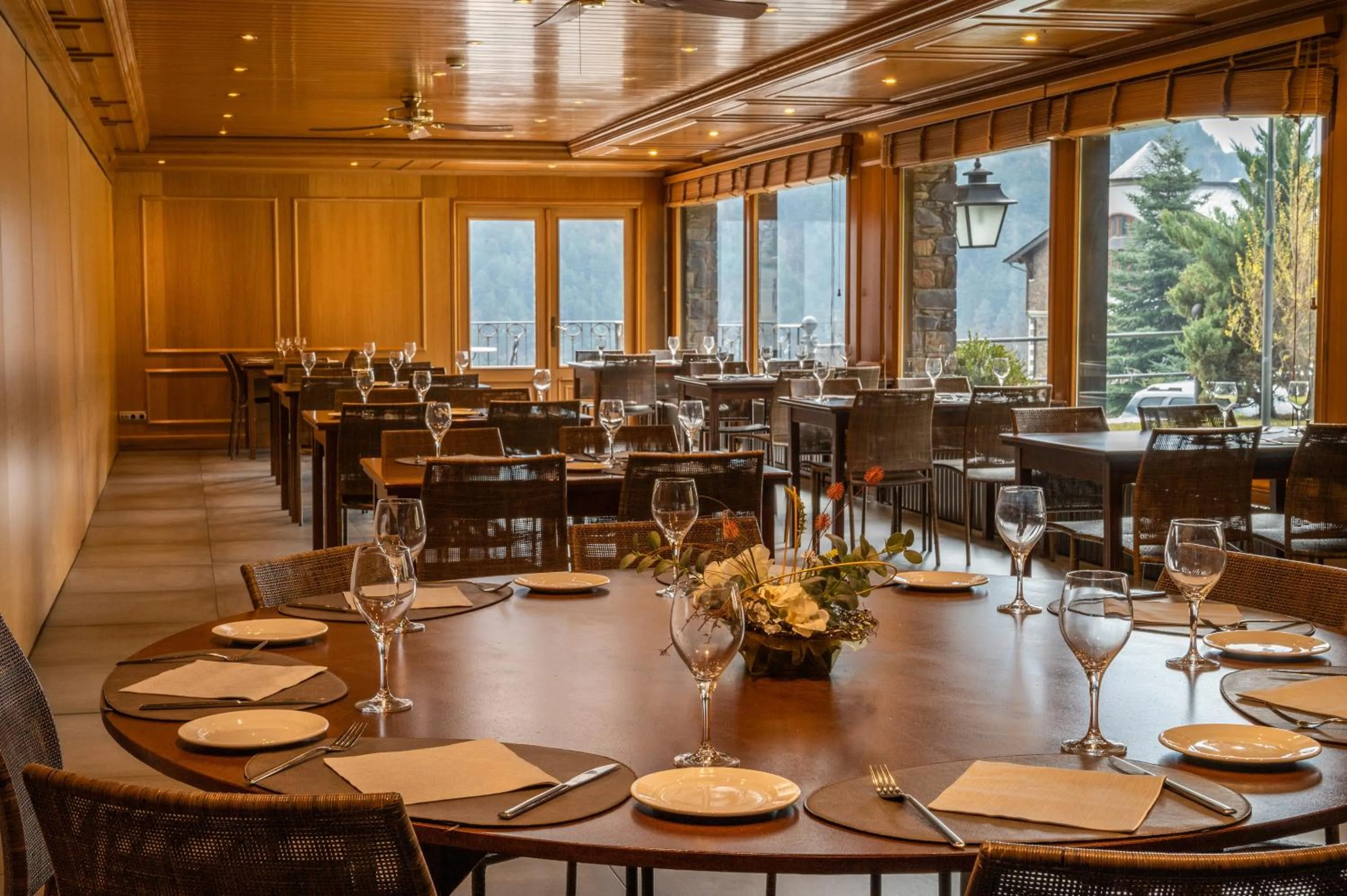 Restaurant/places to eat in Abba Xalet Suites Hotel