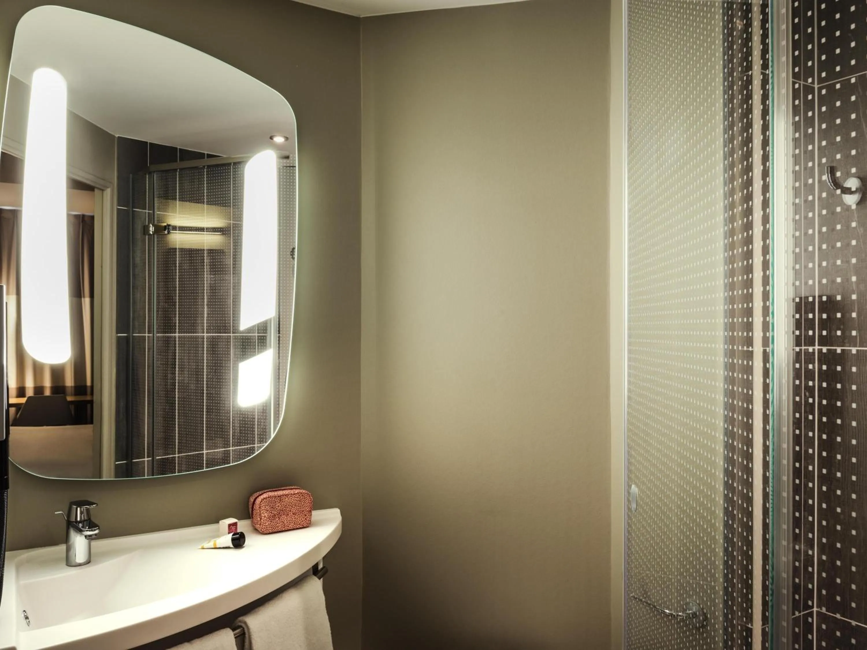 Bedroom in ibis Saint Quentin en Yvelines - Vélodrome