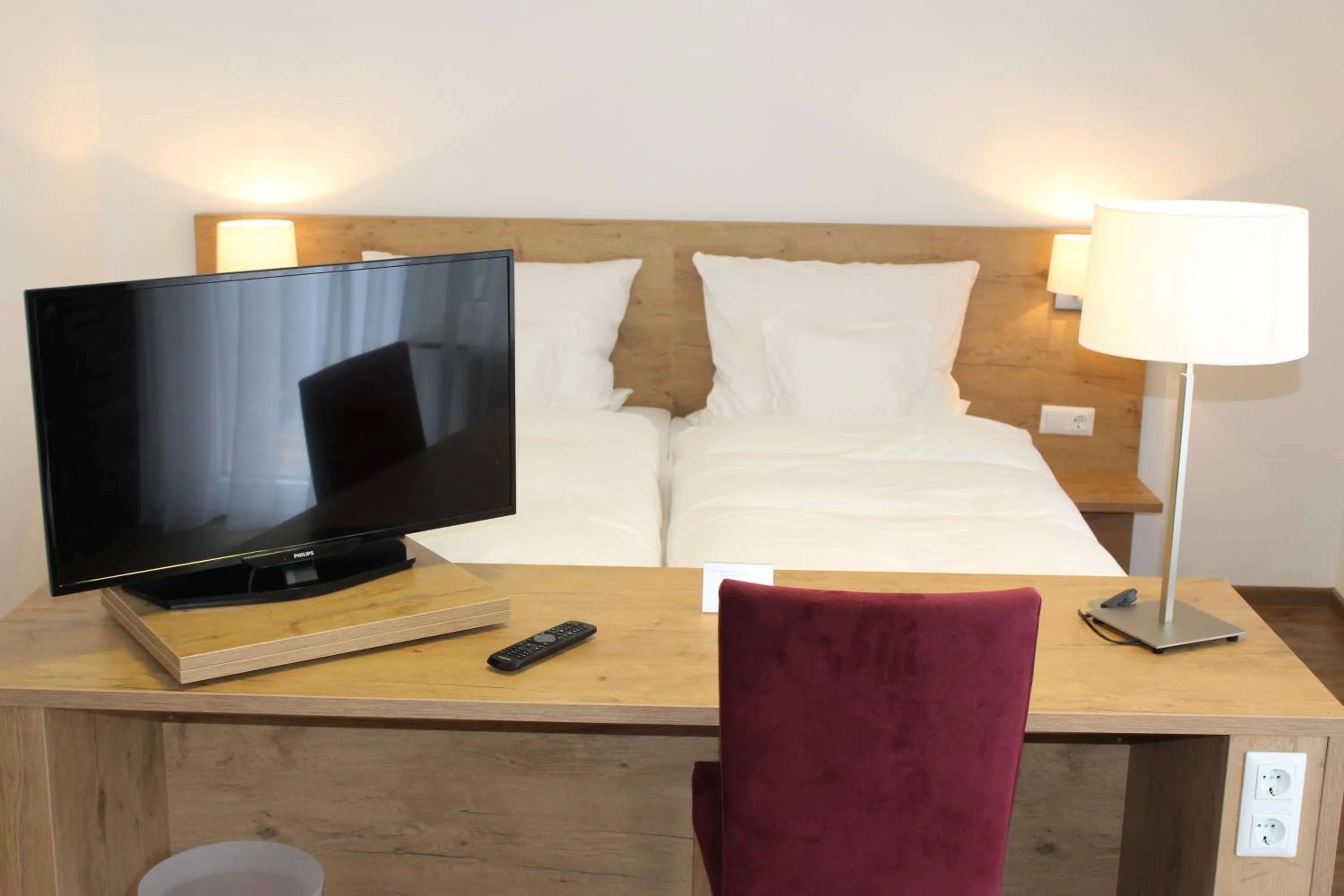 TV and multimedia, Bed in Gasthof und Pension zum Löwen