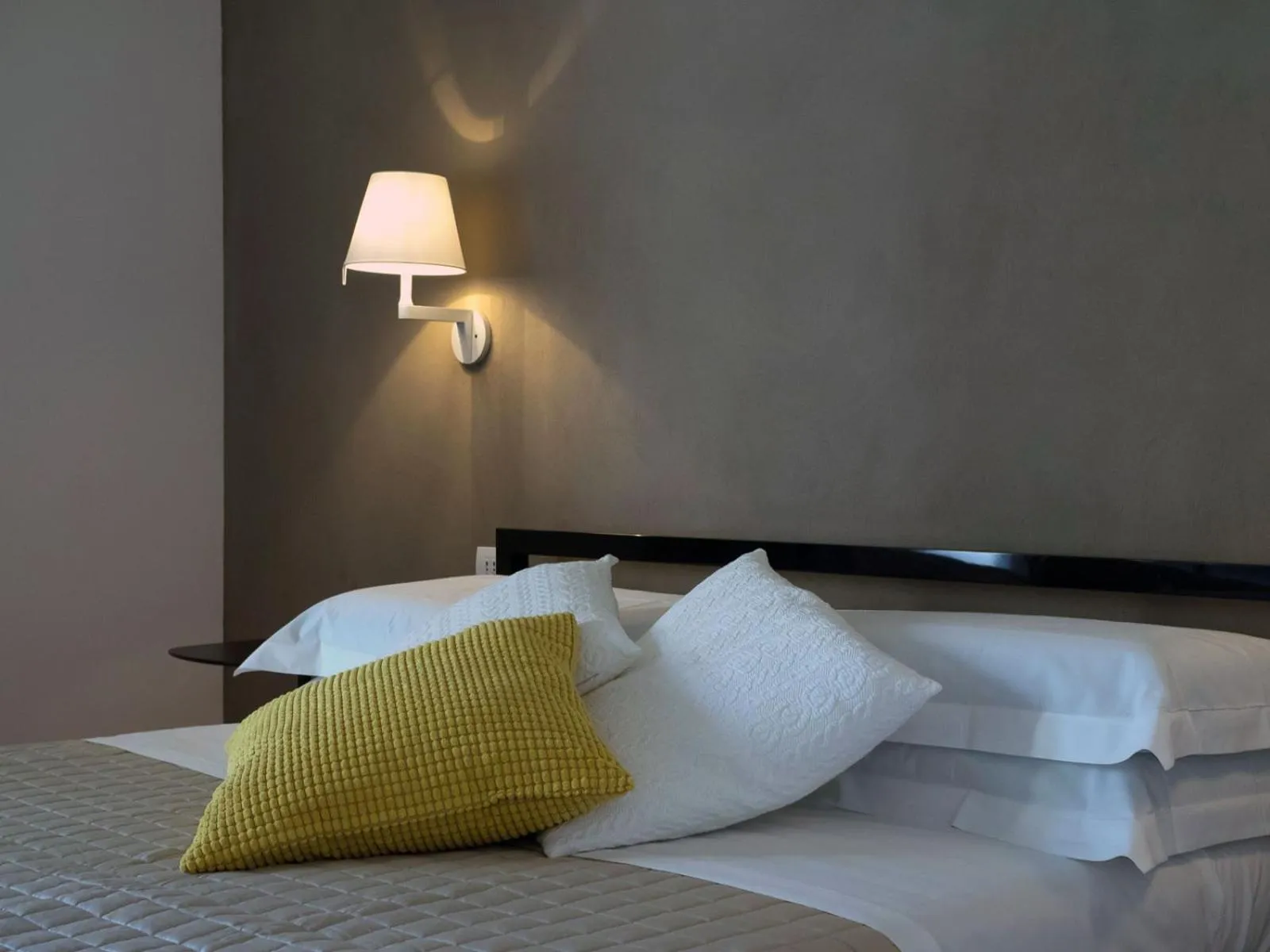 Bed in Talè Restaurant & Suite