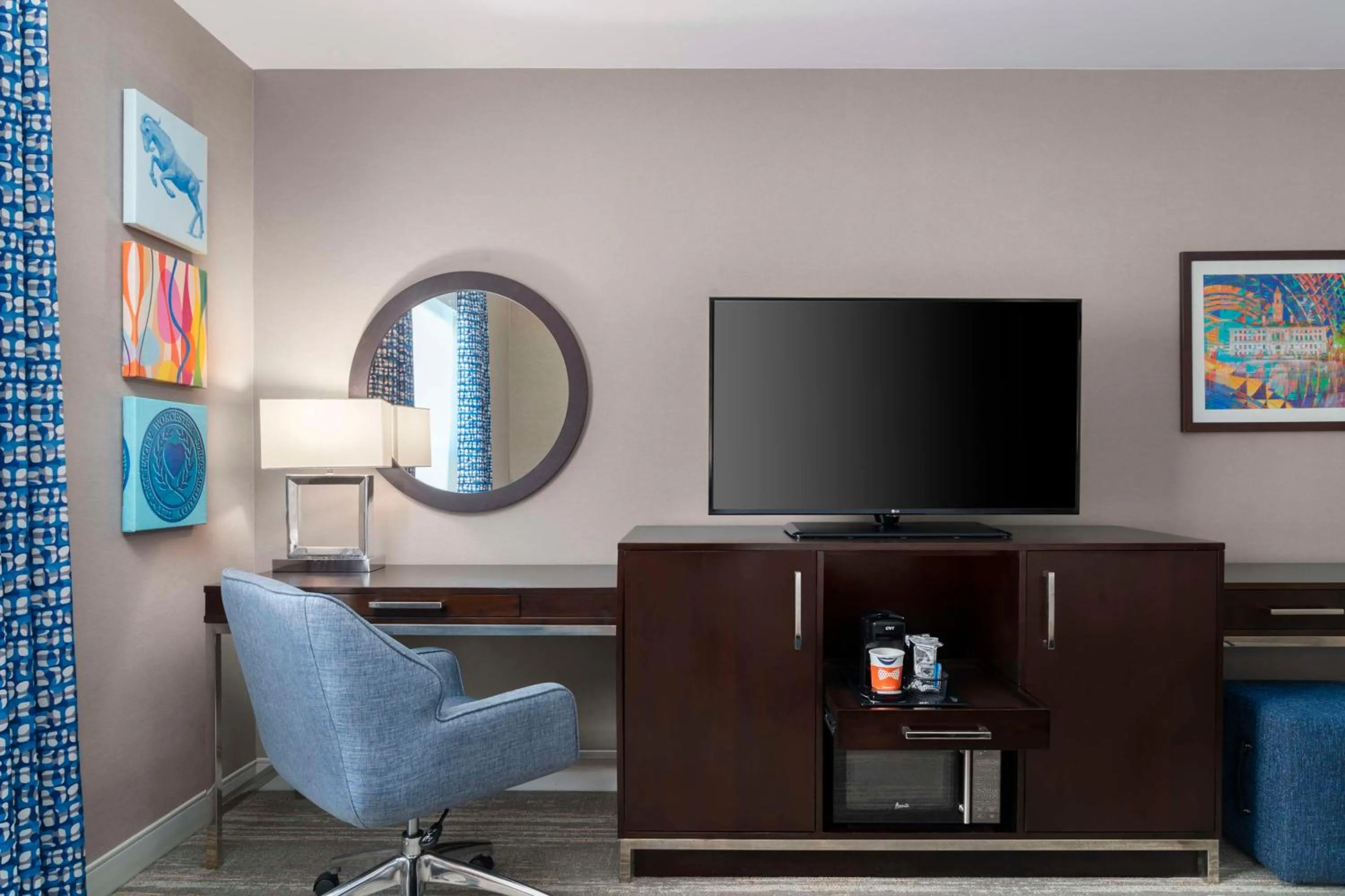 Bedroom in Hampton Inn & Suites-Worcester, MA