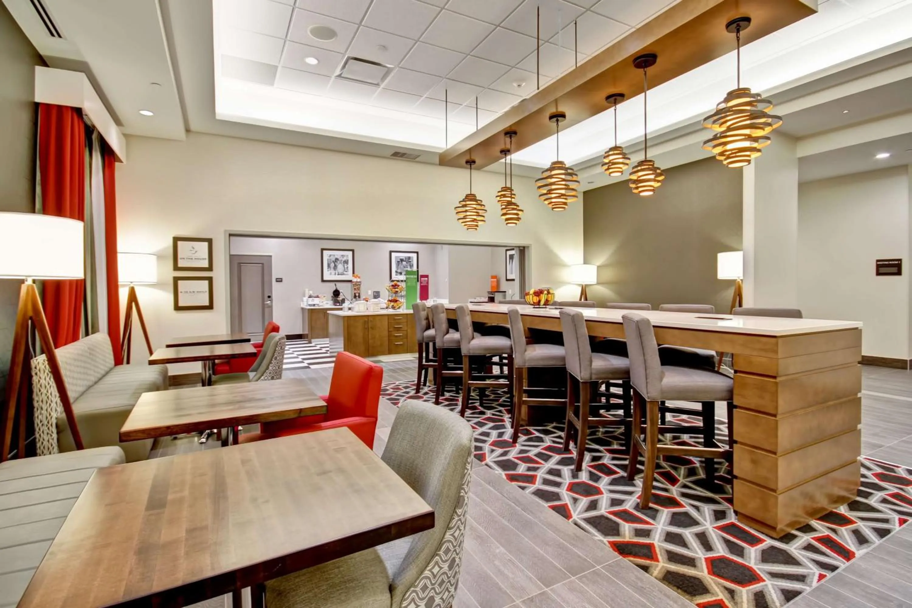 Dining area in Hampton Inn & Suites - Medicine Hat