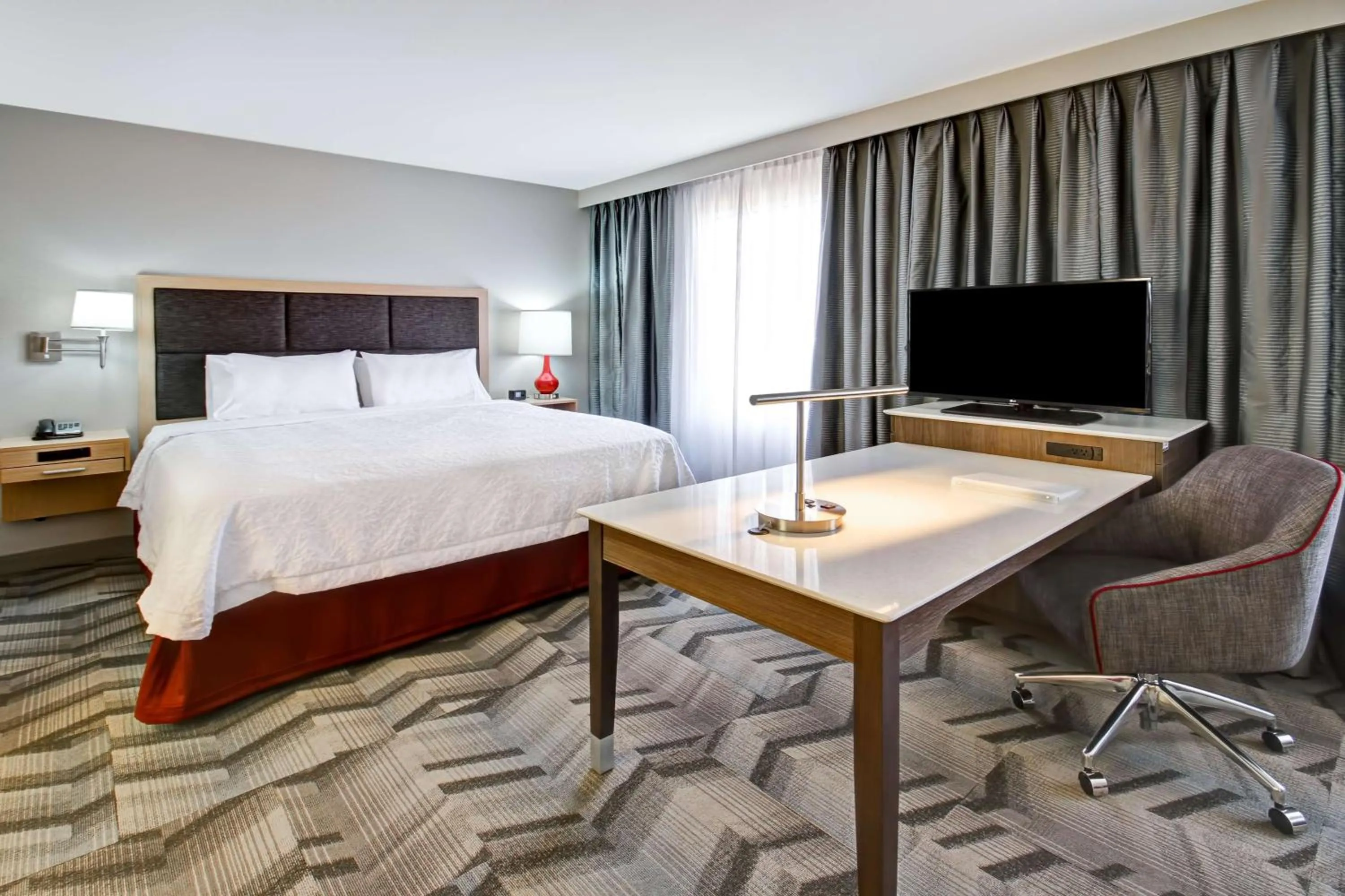 Bed in Hampton Inn & Suites - Medicine Hat