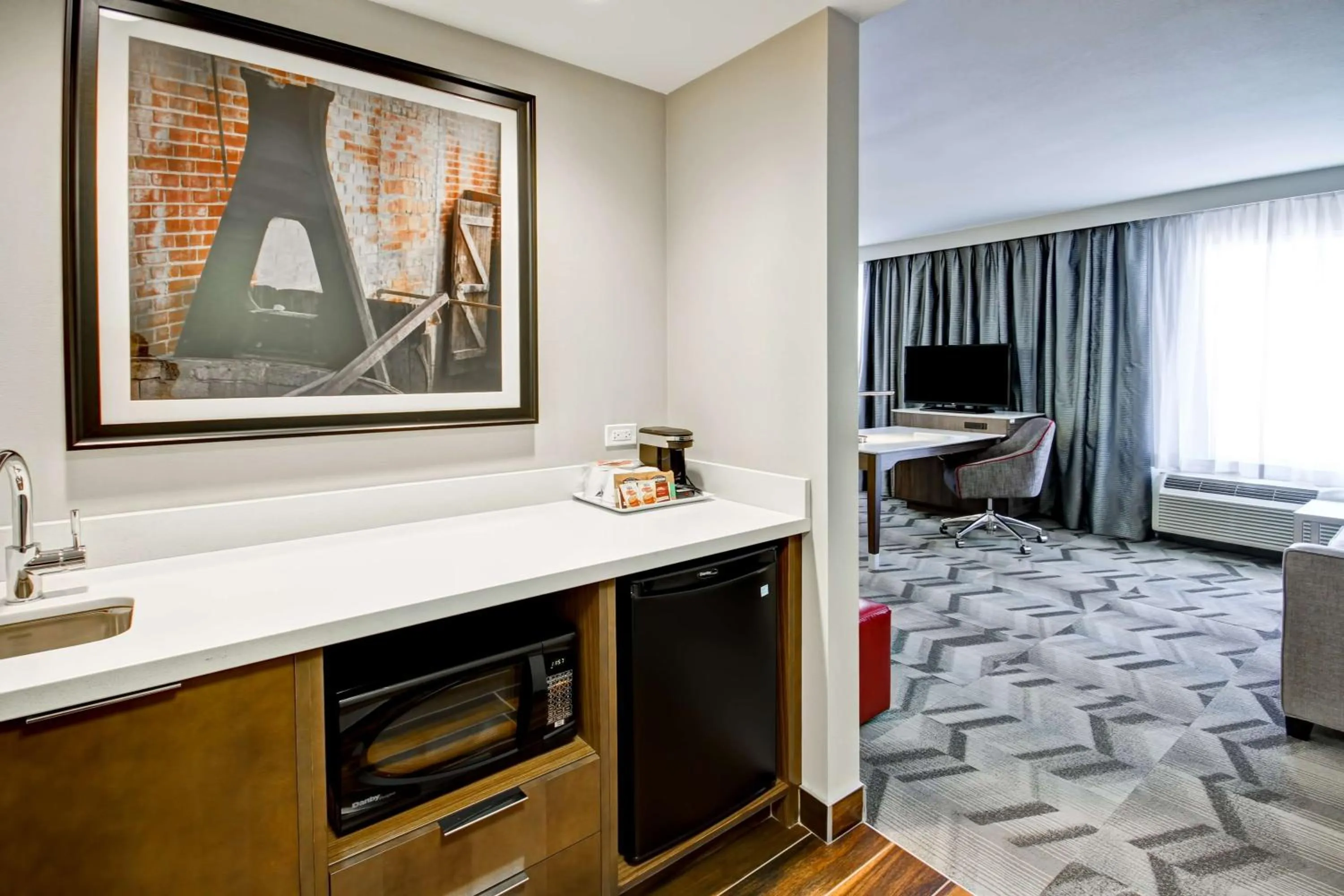 Kitchen or kitchenette in Hampton Inn & Suites - Medicine Hat