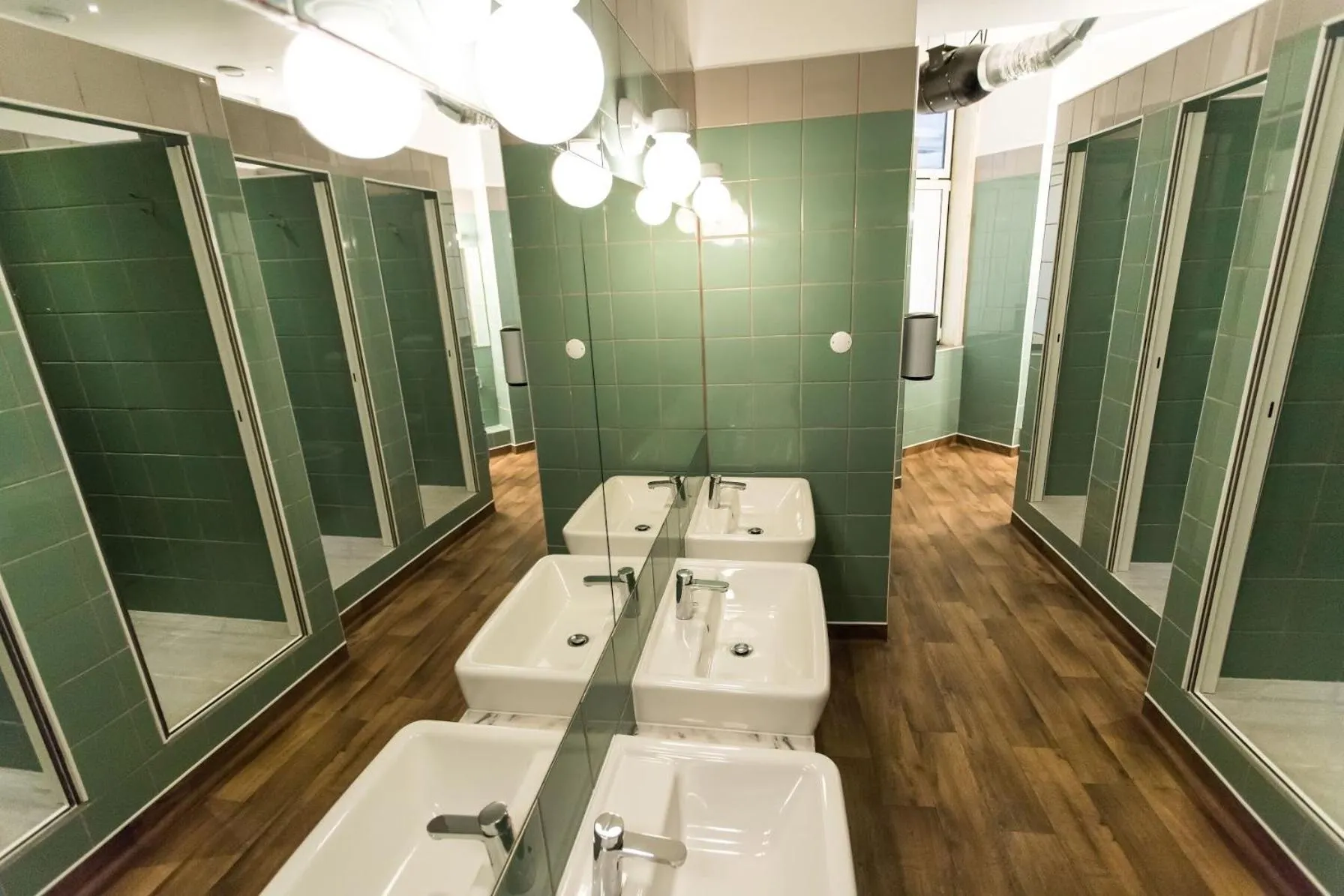 Bathroom in Home Lisbon Hostel