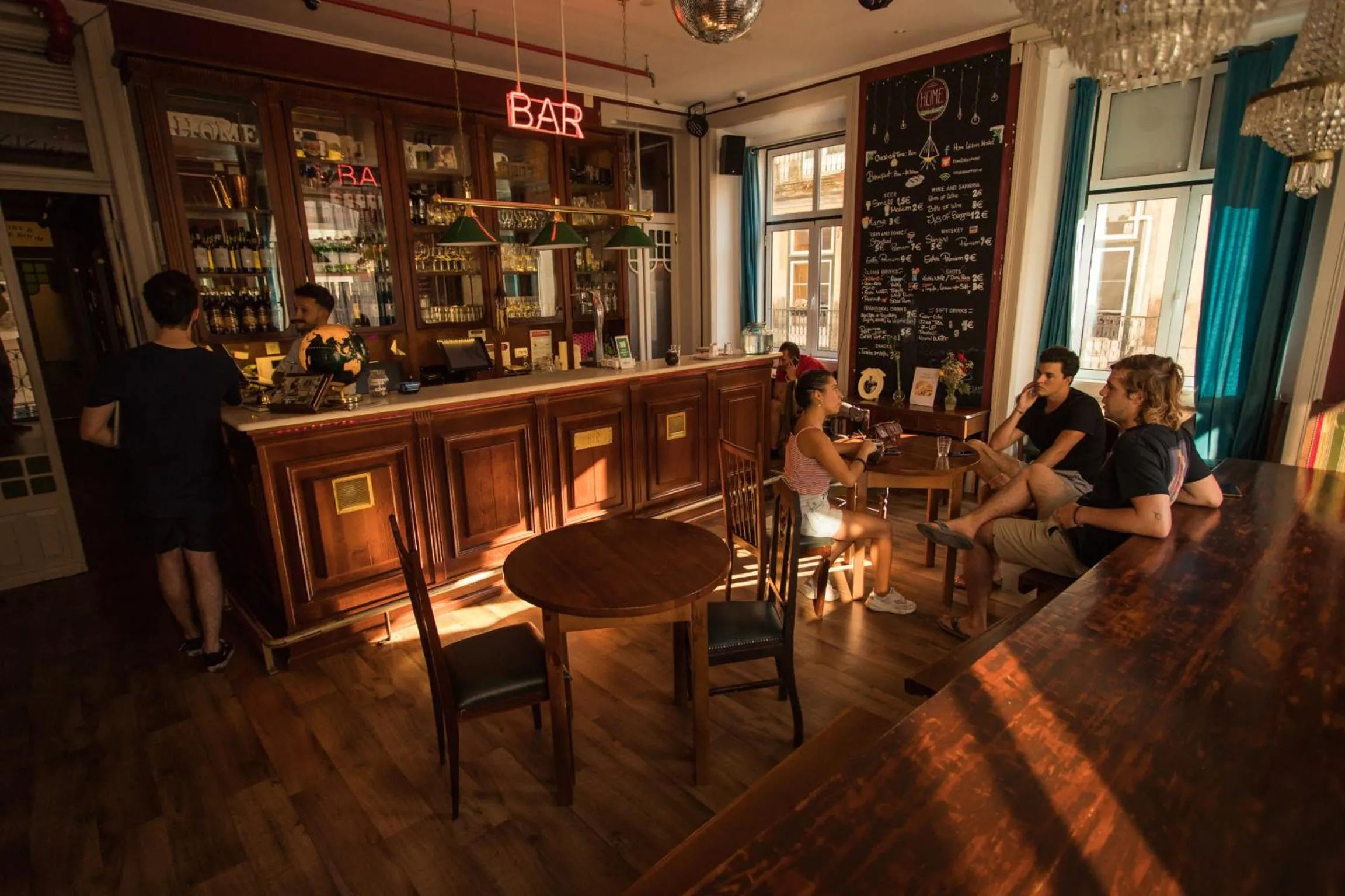 Lounge or bar in Home Lisbon Hostel