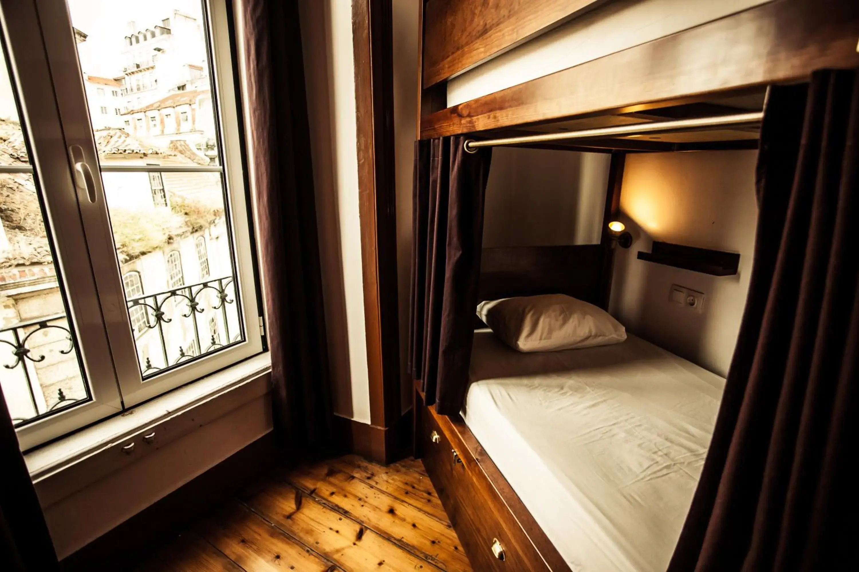 Bed in 6-Bed Mixed Dormitory Room in Home Lisbon Hostel Bed in 6-Bed Mixed Dormitory Room in Home Lisbon Hostel