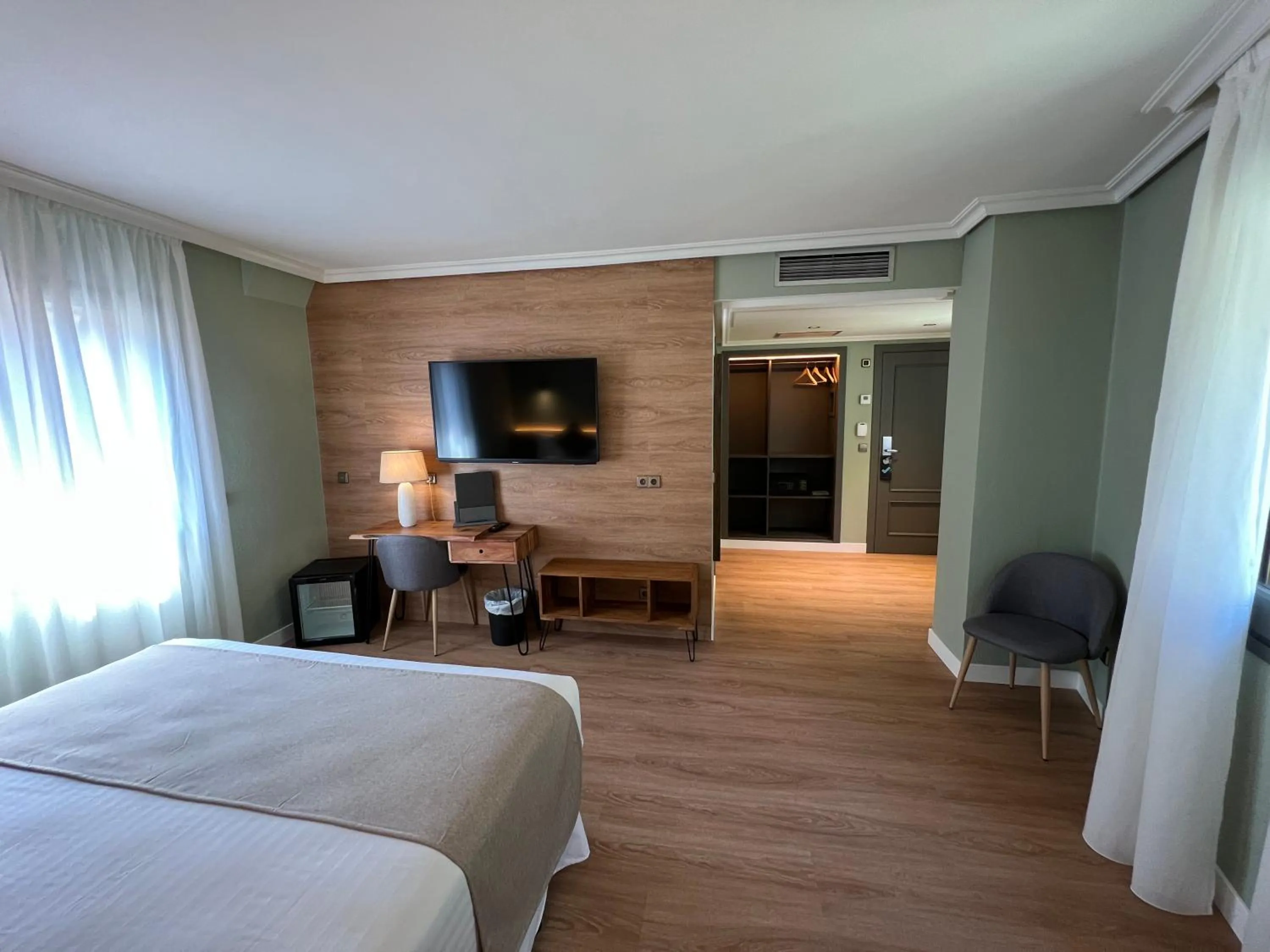 Photo of the whole room, Bed in Yomo Imperial