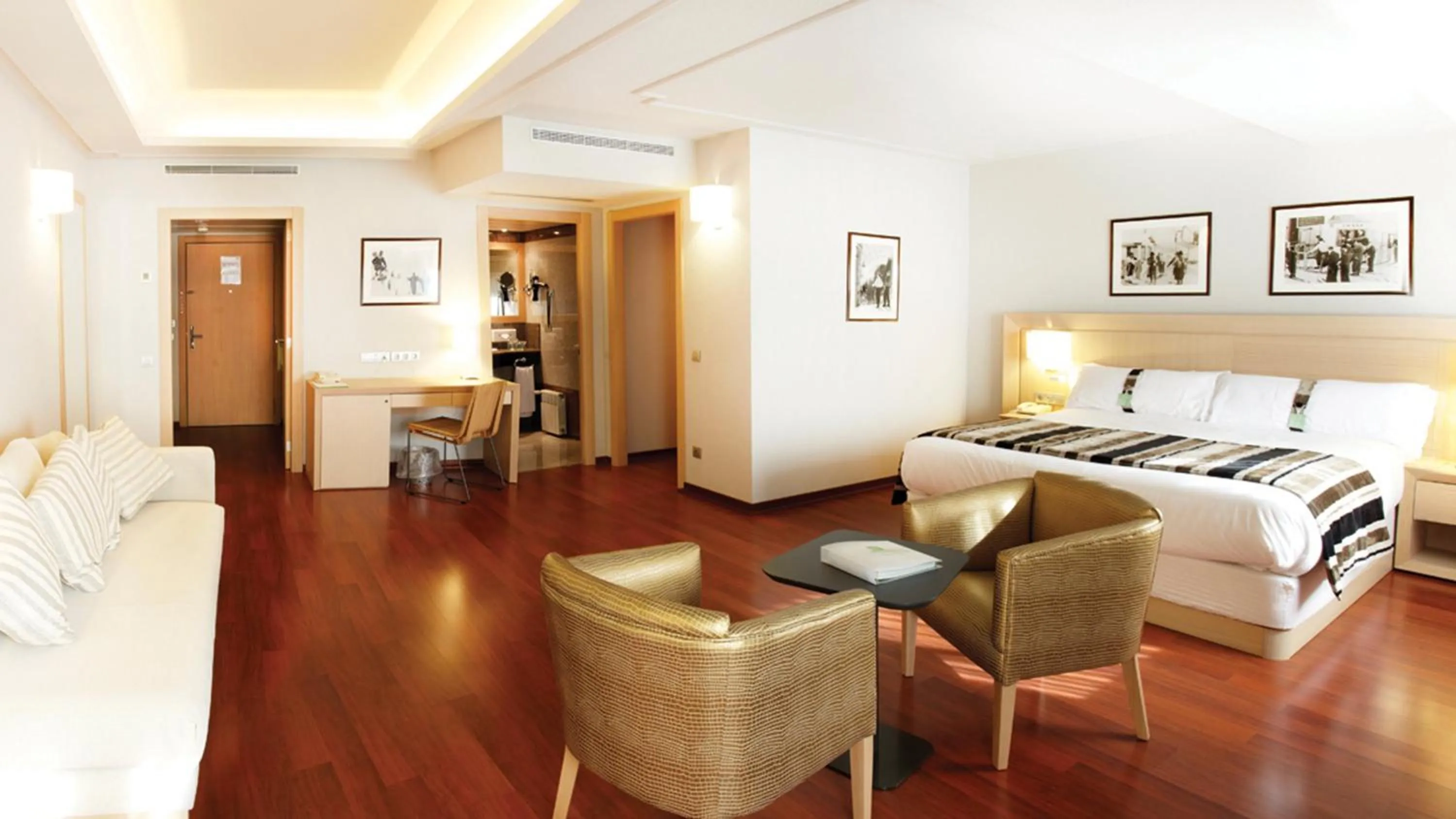 Photo of the whole room, Bed in Suites Plaza Hotel & Wellness