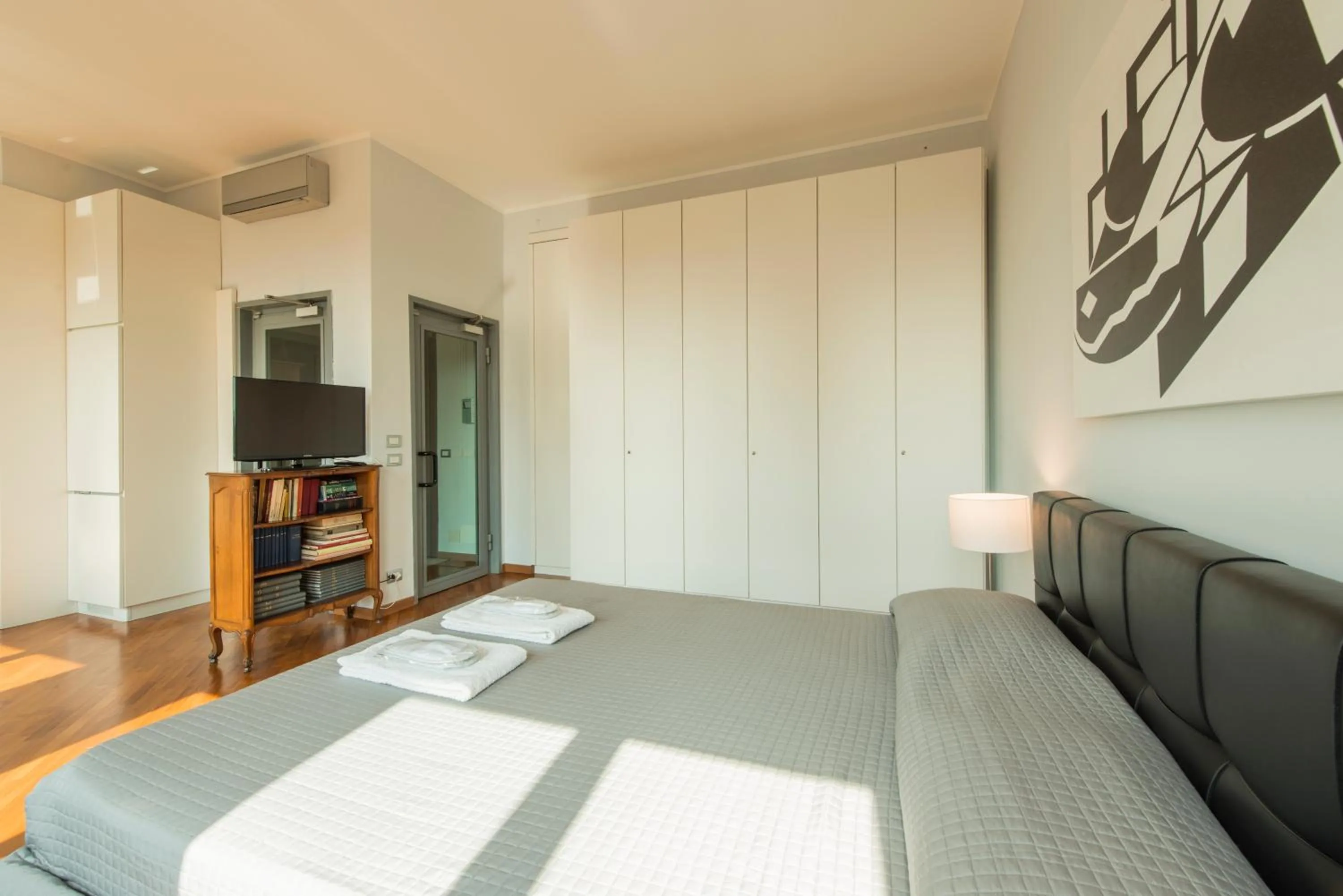 Bedroom, Bed in BnButler - Duomo Apartment - Galleria Unione