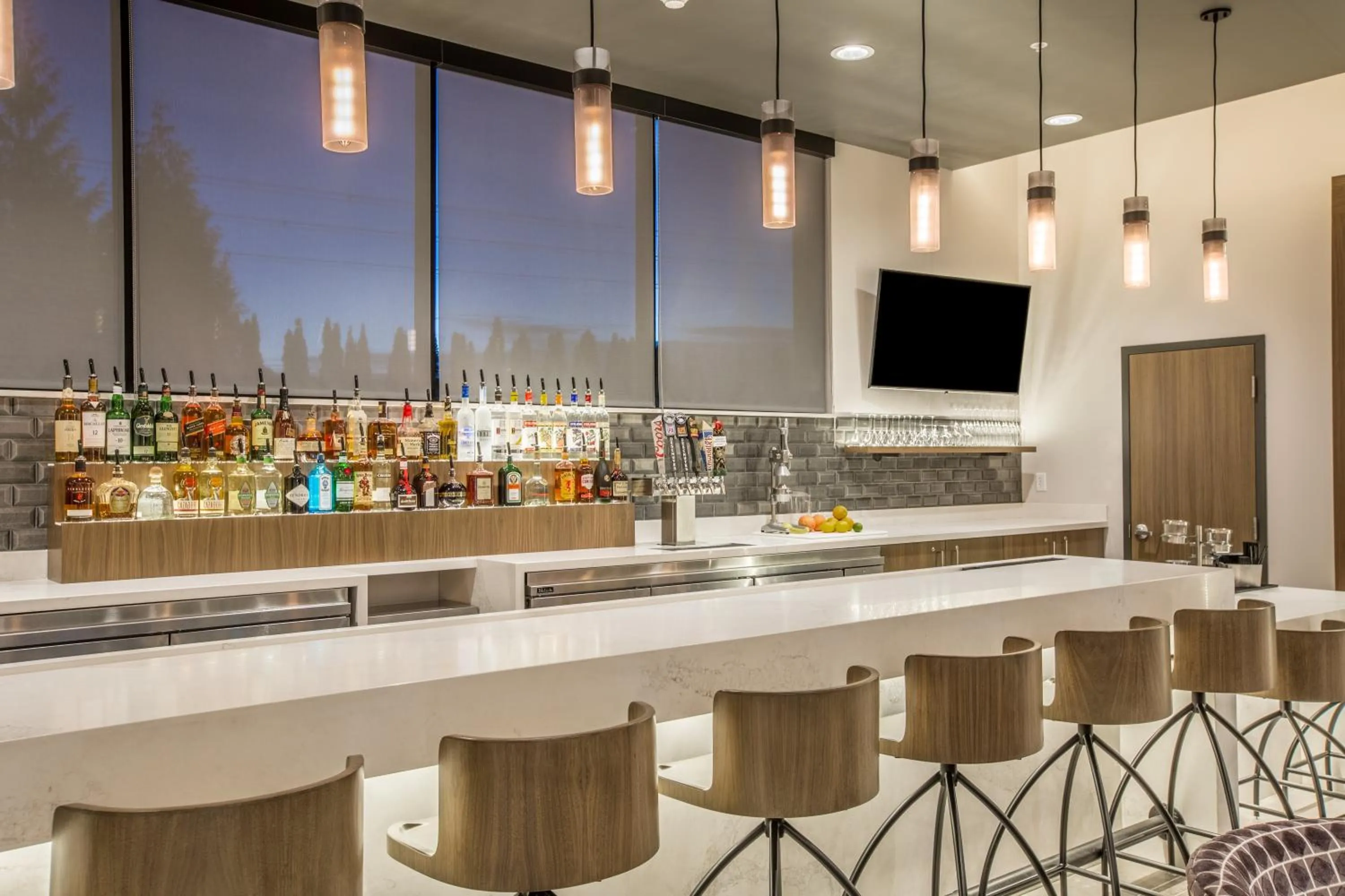 Lounge or bar in Holiday Inn Portland West - Hillsboro by IHG