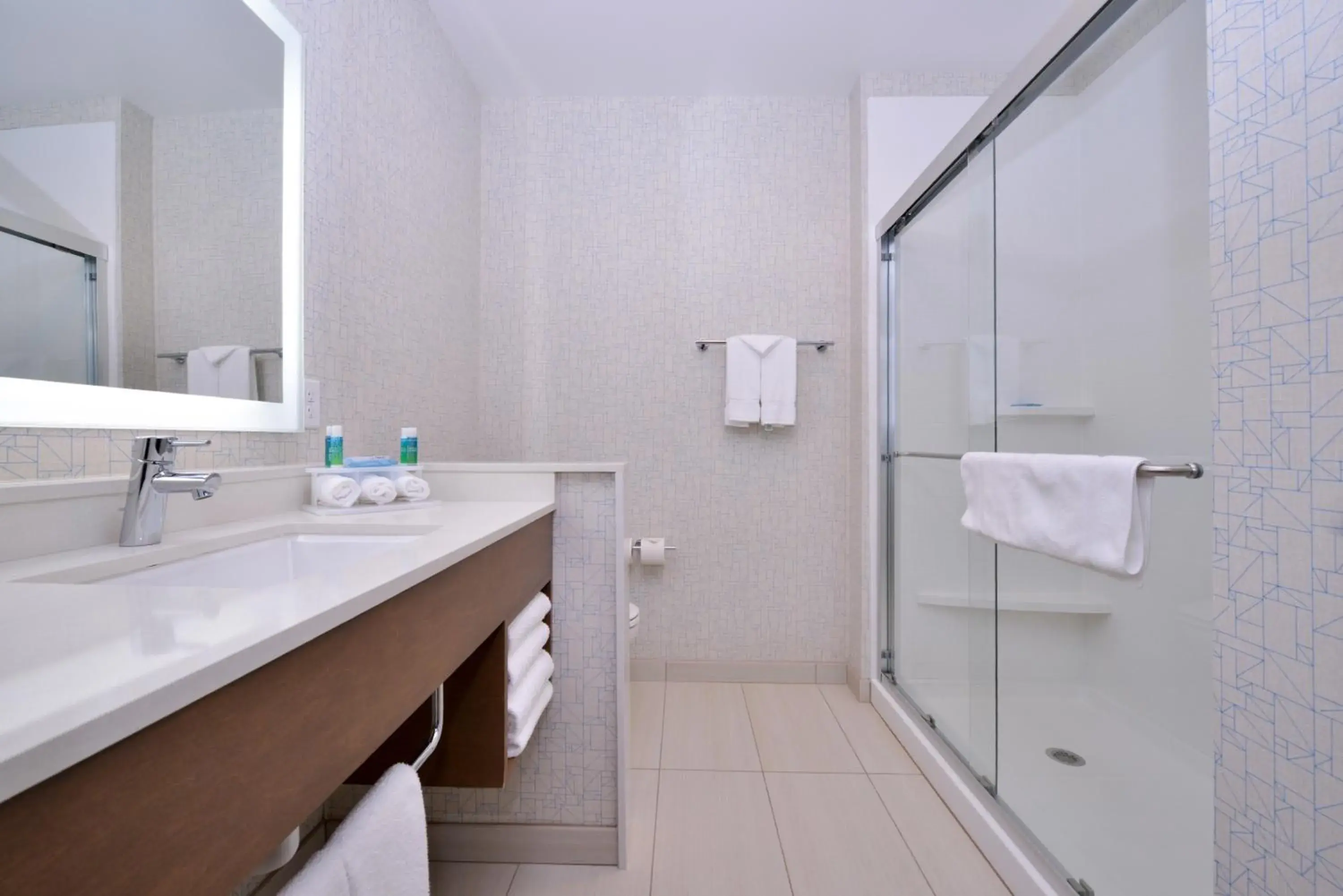 Standard King Room in Holiday Inn Express & Suites Madison by IHG Standard King Room in Holiday Inn Express & Suites Madison by IHG