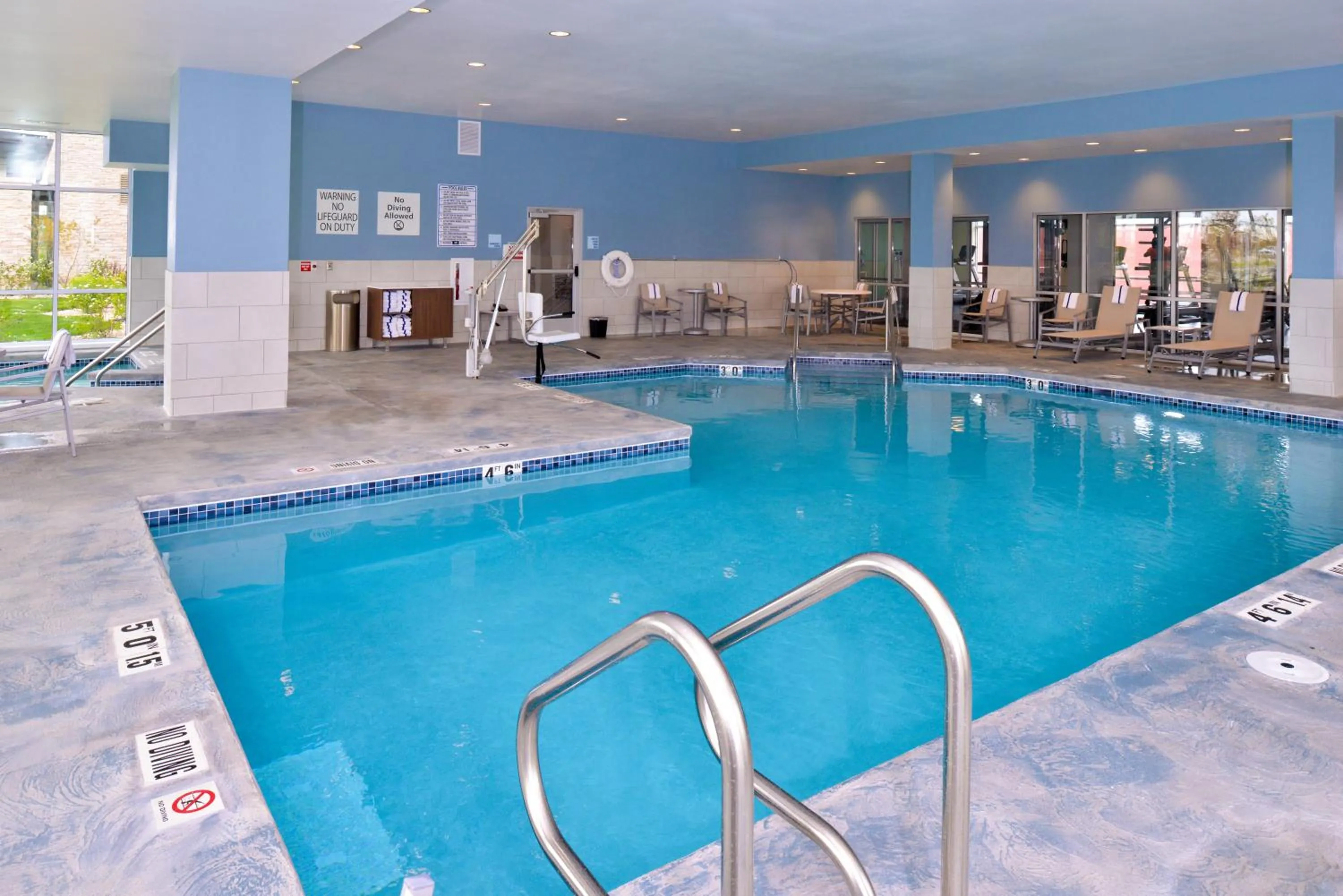 Swimming pool in Holiday Inn Express & Suites Madison by IHG