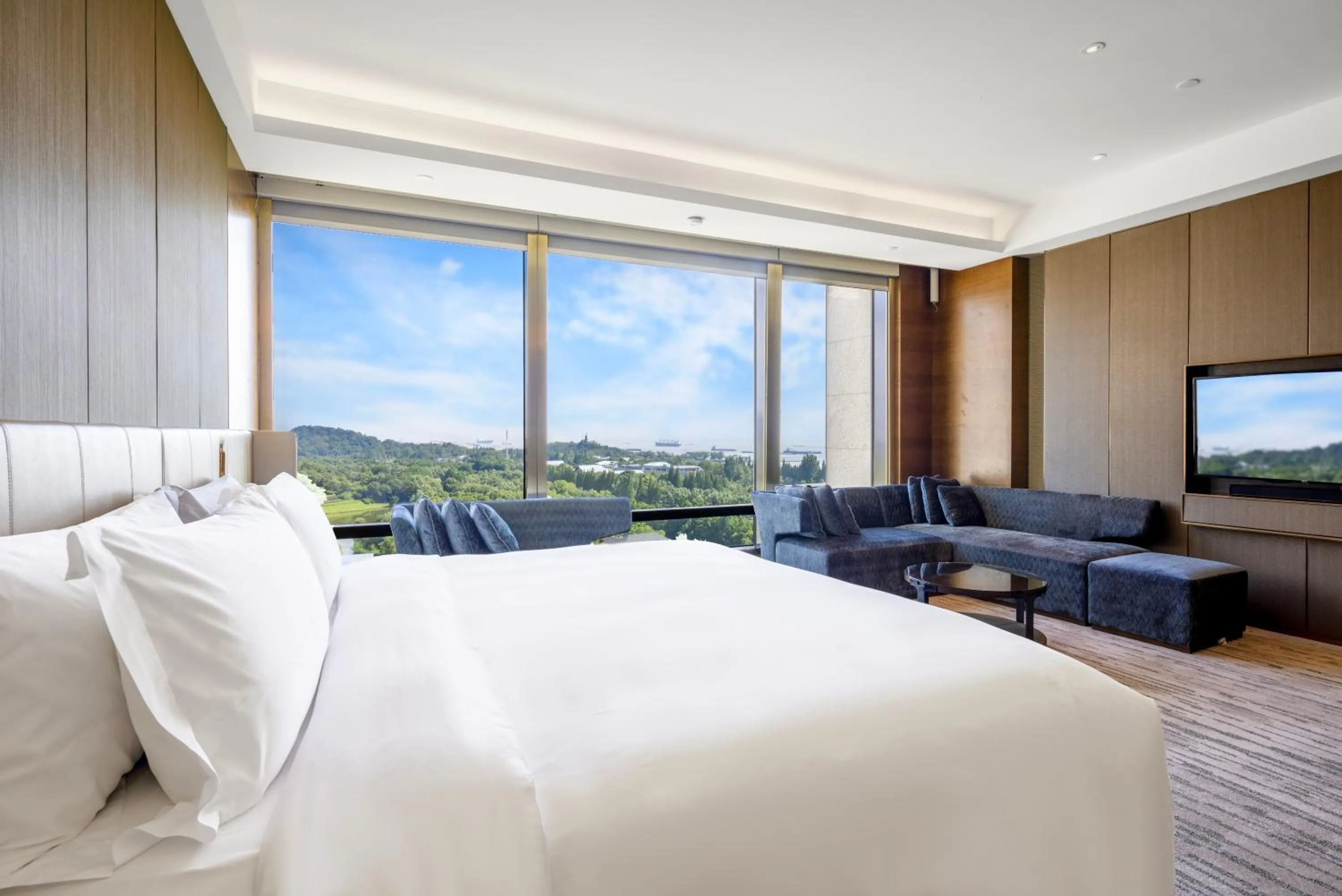 Bedroom, Bed in InterContinental Nantong by IHG-Best view of yangtze