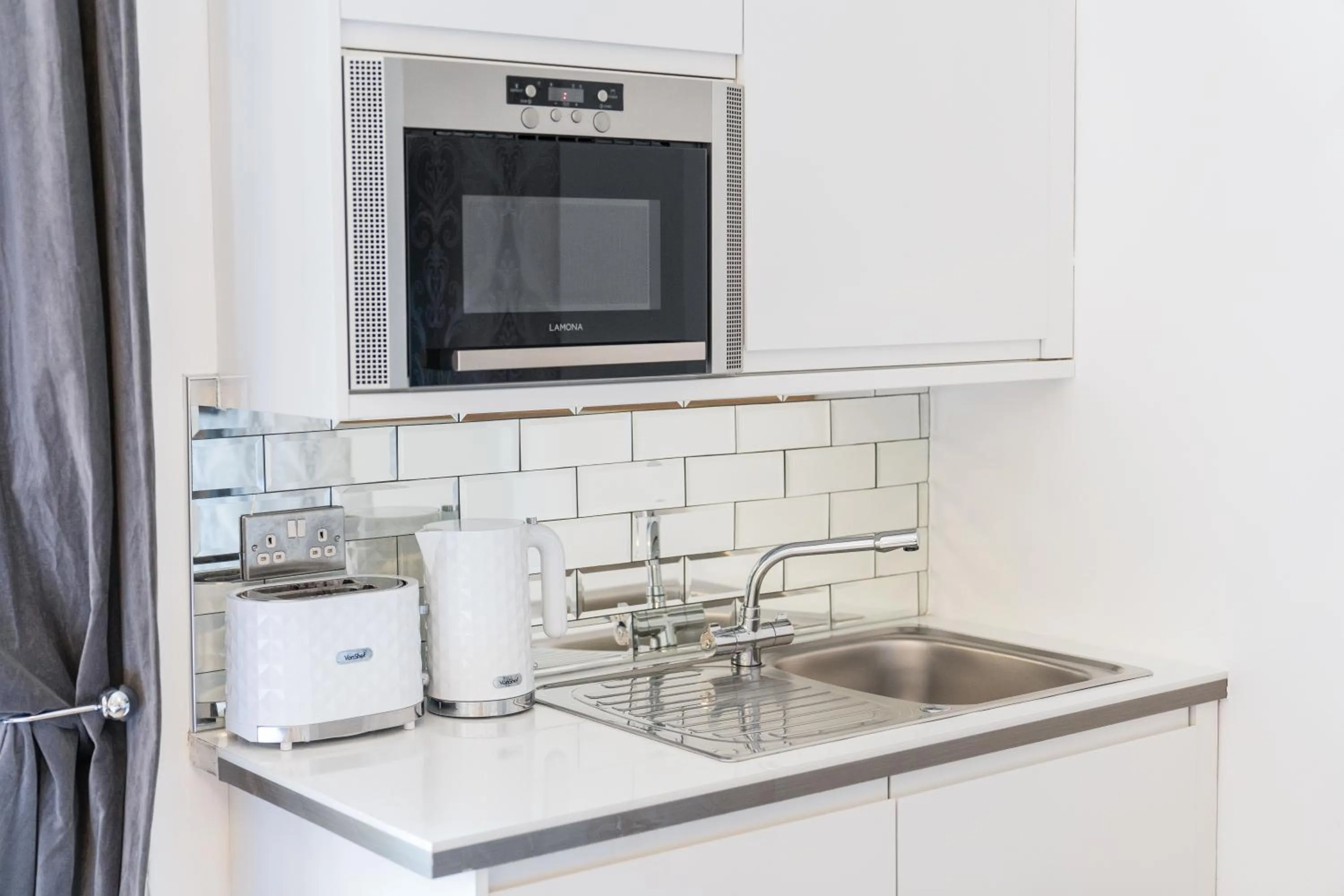 Kitchen or kitchenette in Edinburgh Castle Apartments