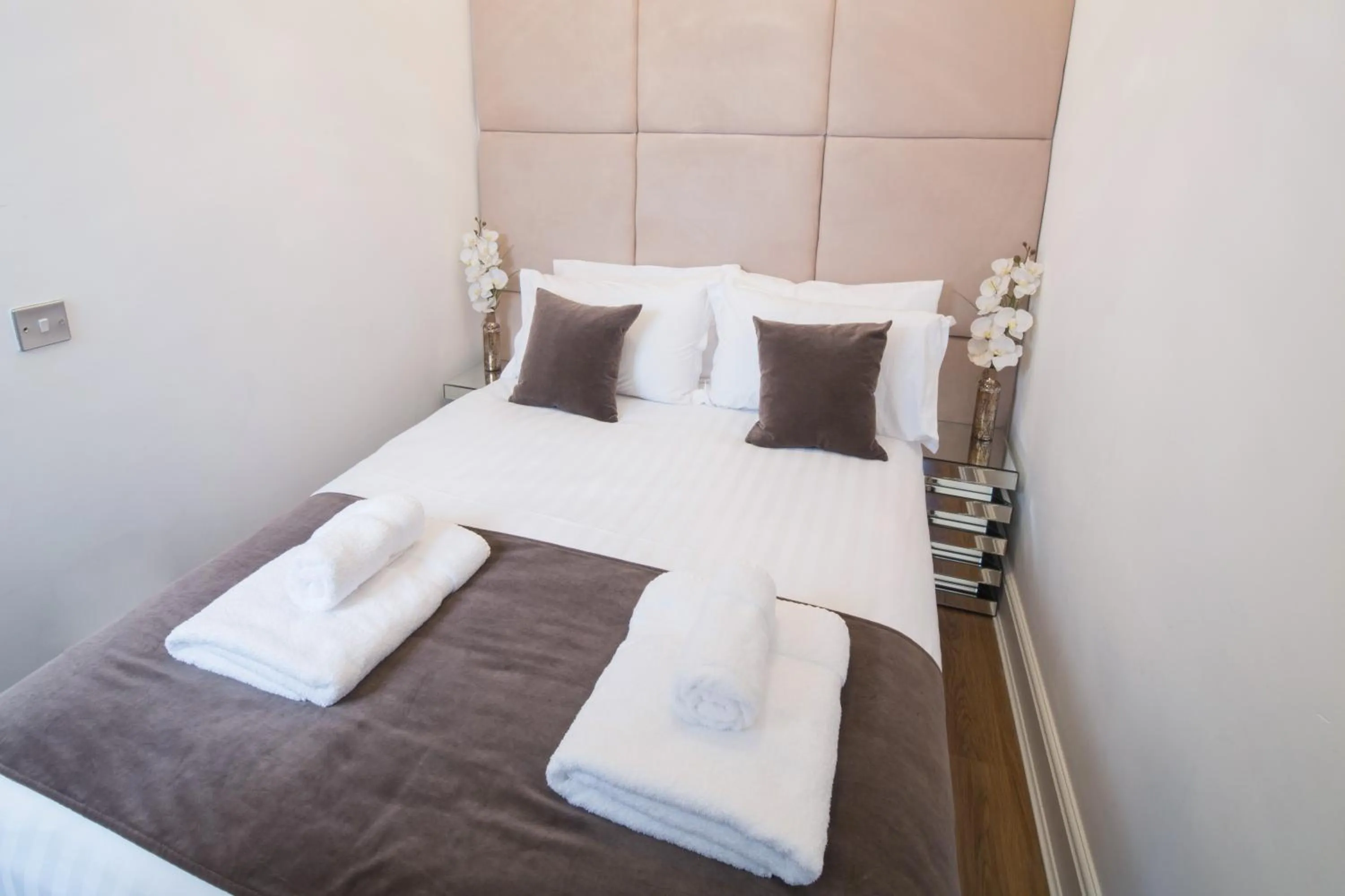 Bedroom, Bed in Edinburgh Castle Apartments