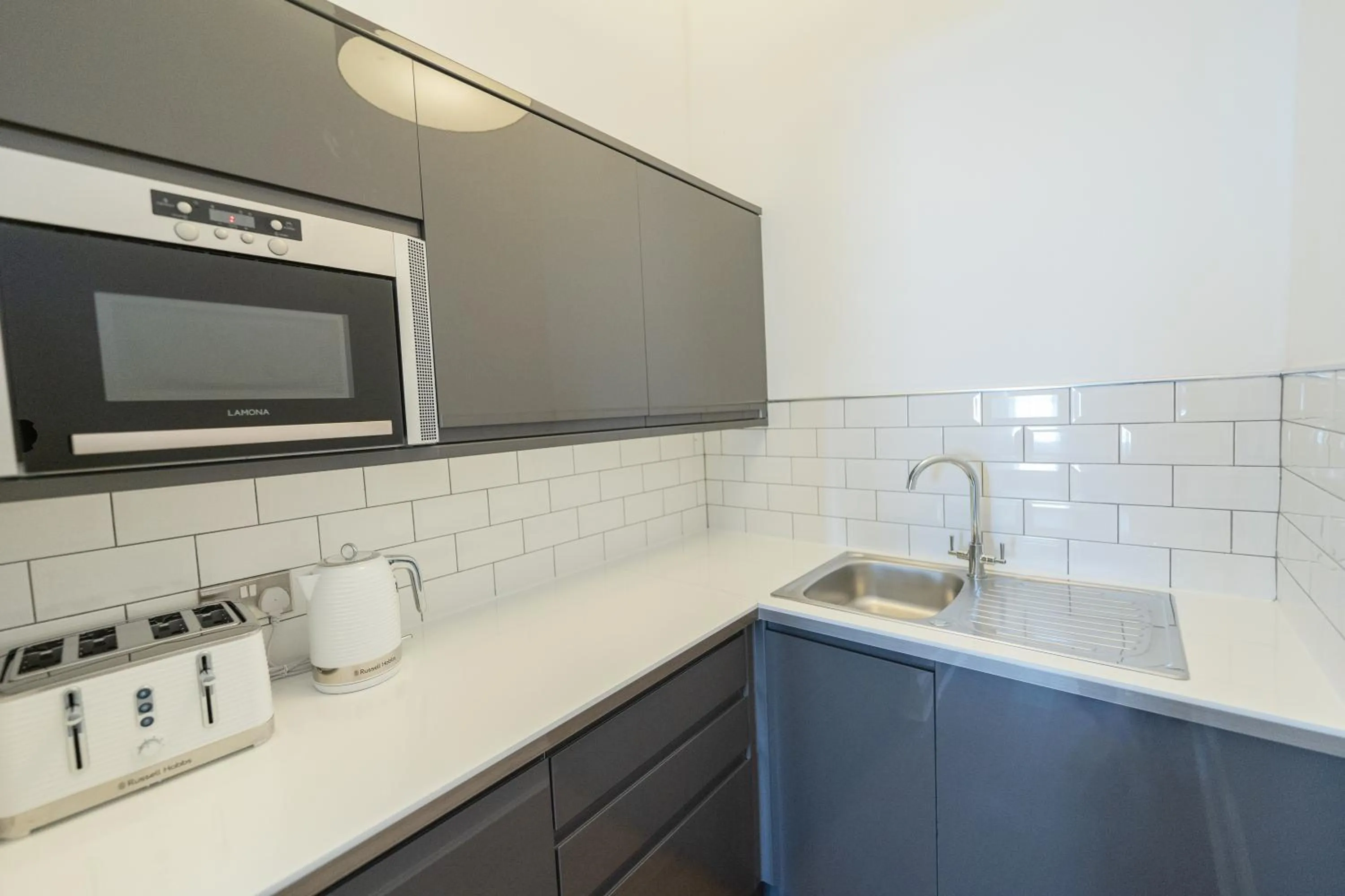 Kitchen or kitchenette in Edinburgh Castle Apartments