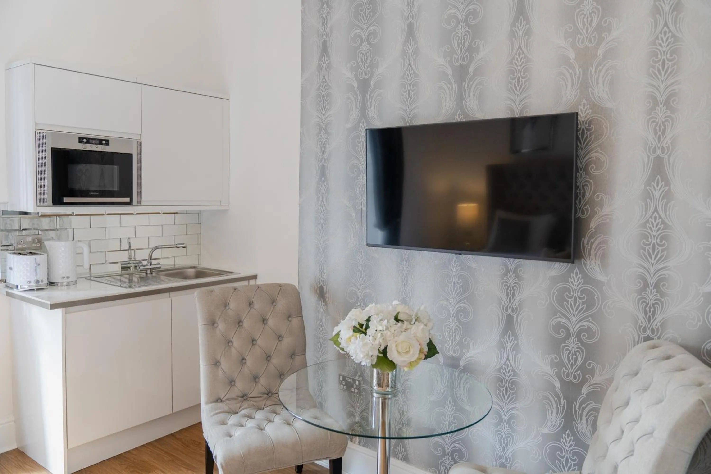 TV and multimedia in Edinburgh Castle Apartments