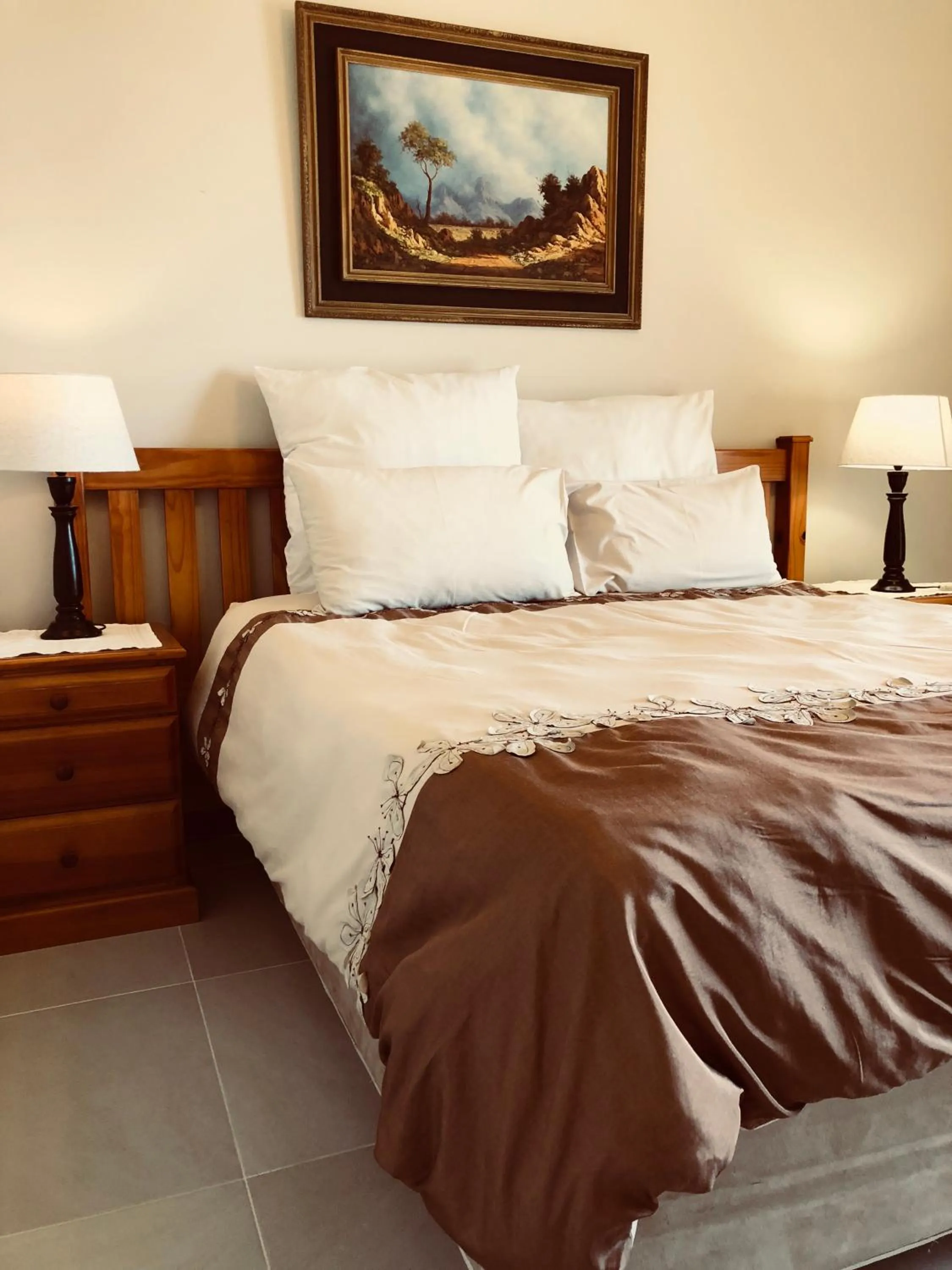 Bed in Eden Rose Manor B&B