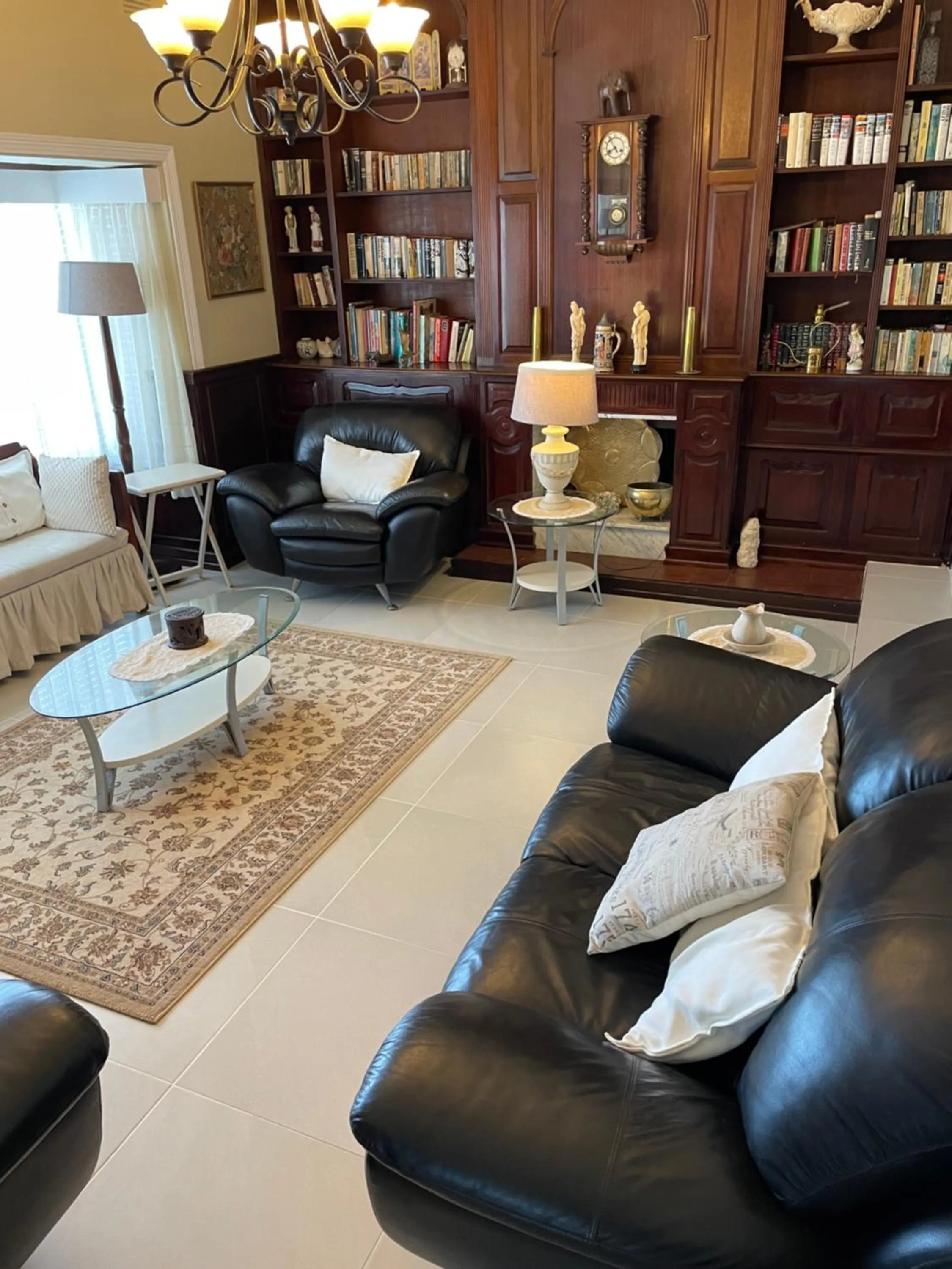 Library in Eden Rose Manor B&B