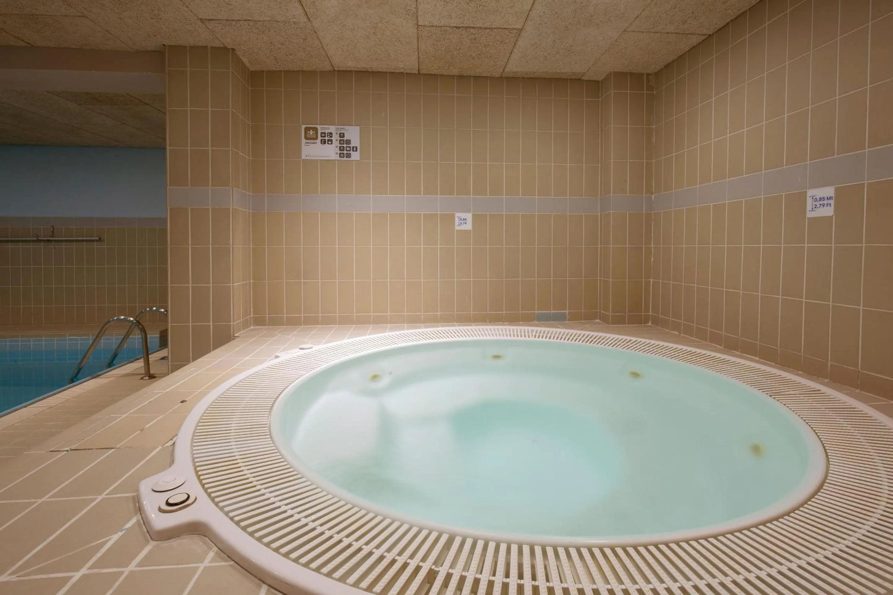 Hot Tub in Hotel Grand Pas by Nexta