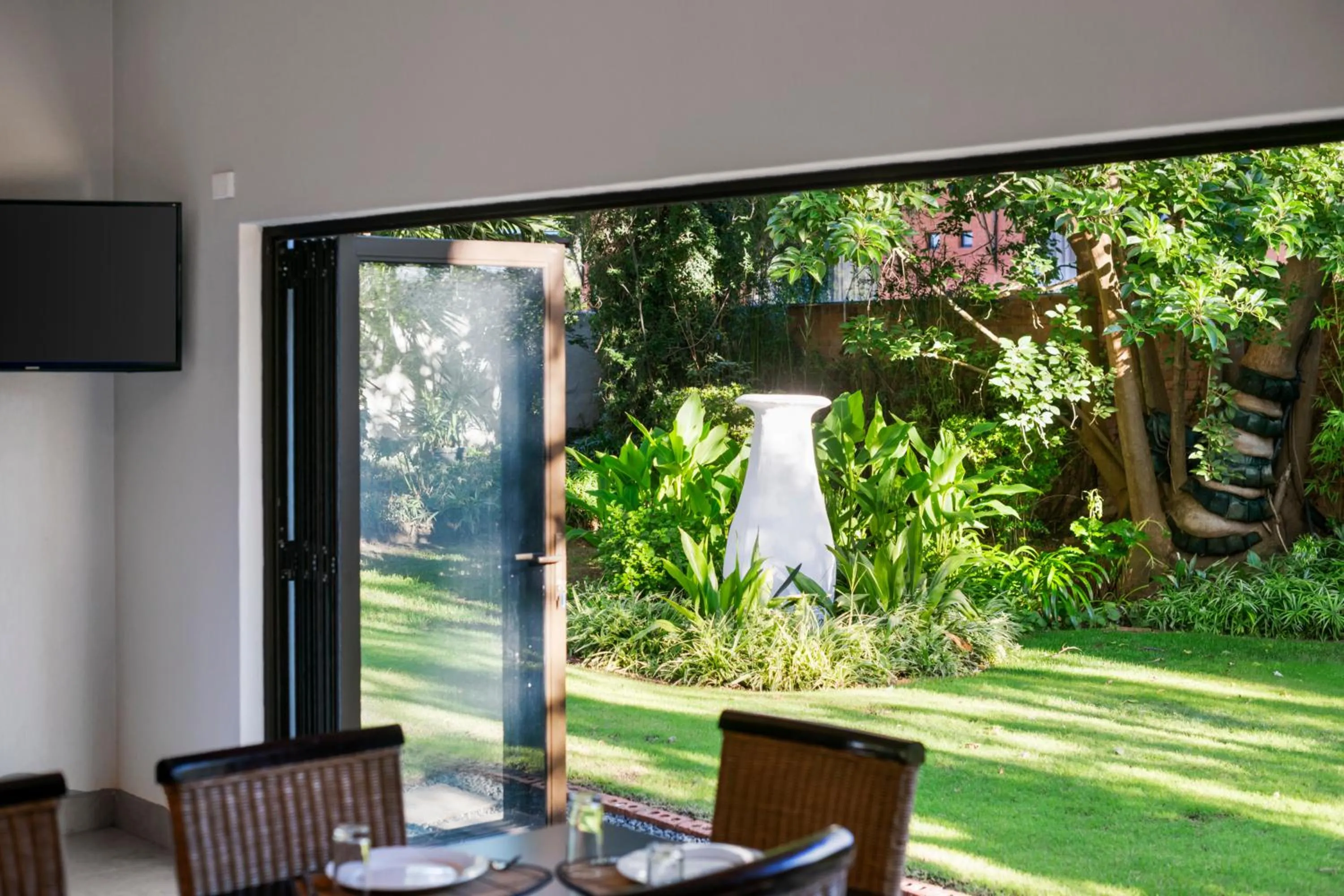 Communal lounge/ TV room in De Akker Guest House