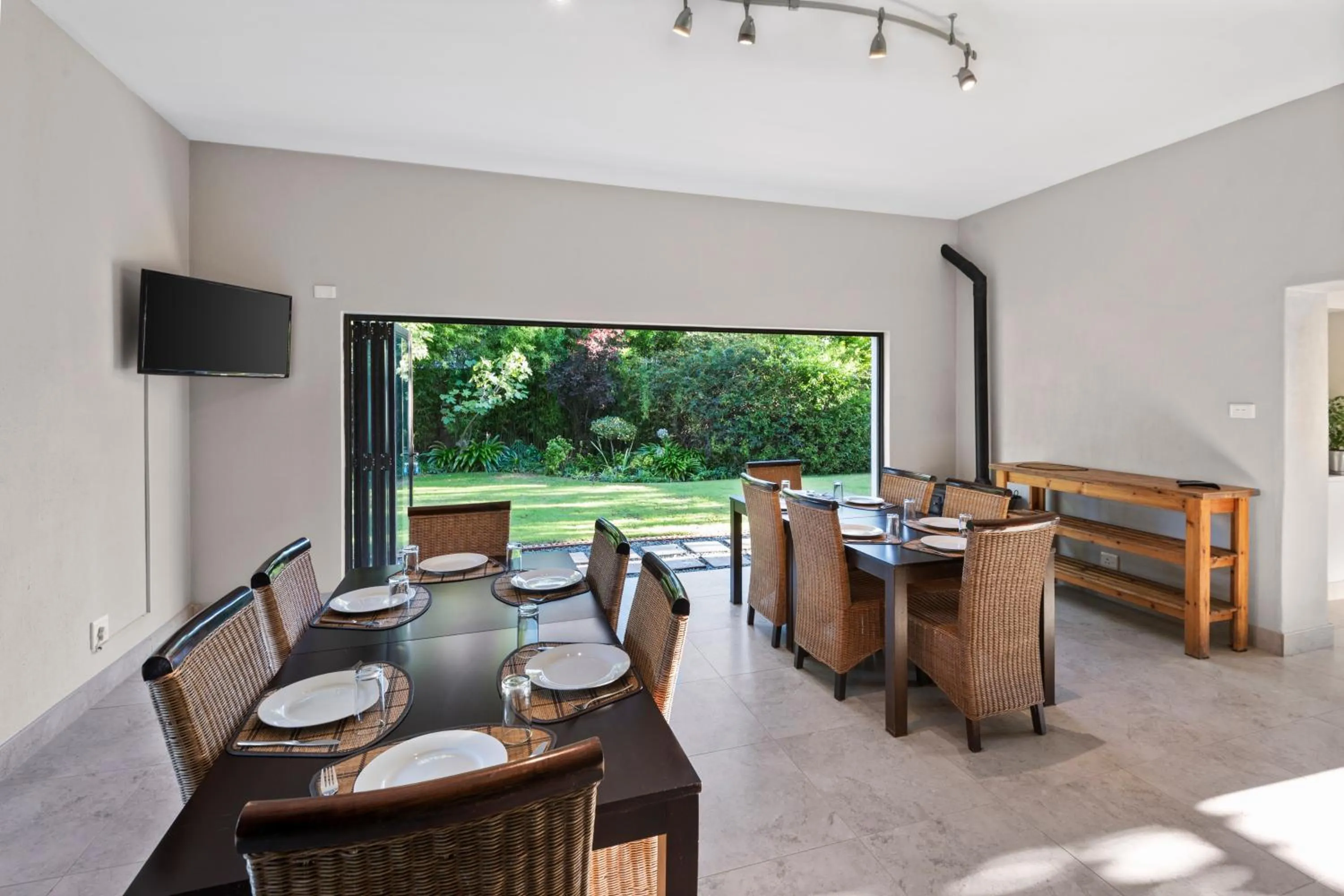 Communal lounge/ TV room in De Akker Guest House