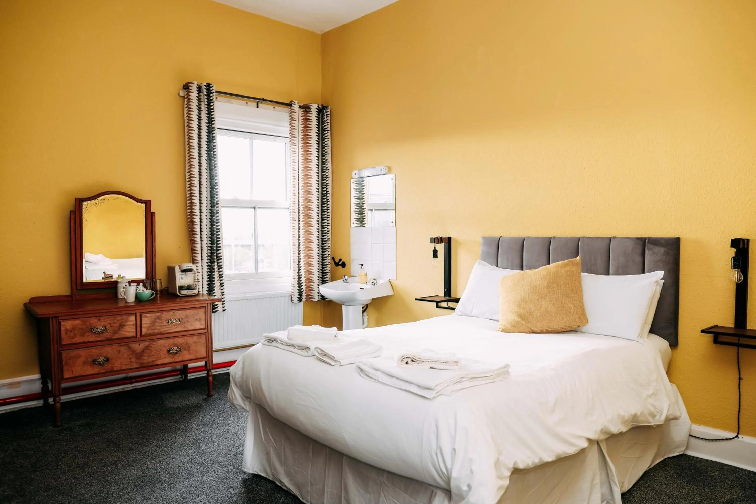 Photo of the whole room, Bed in Station Hotel