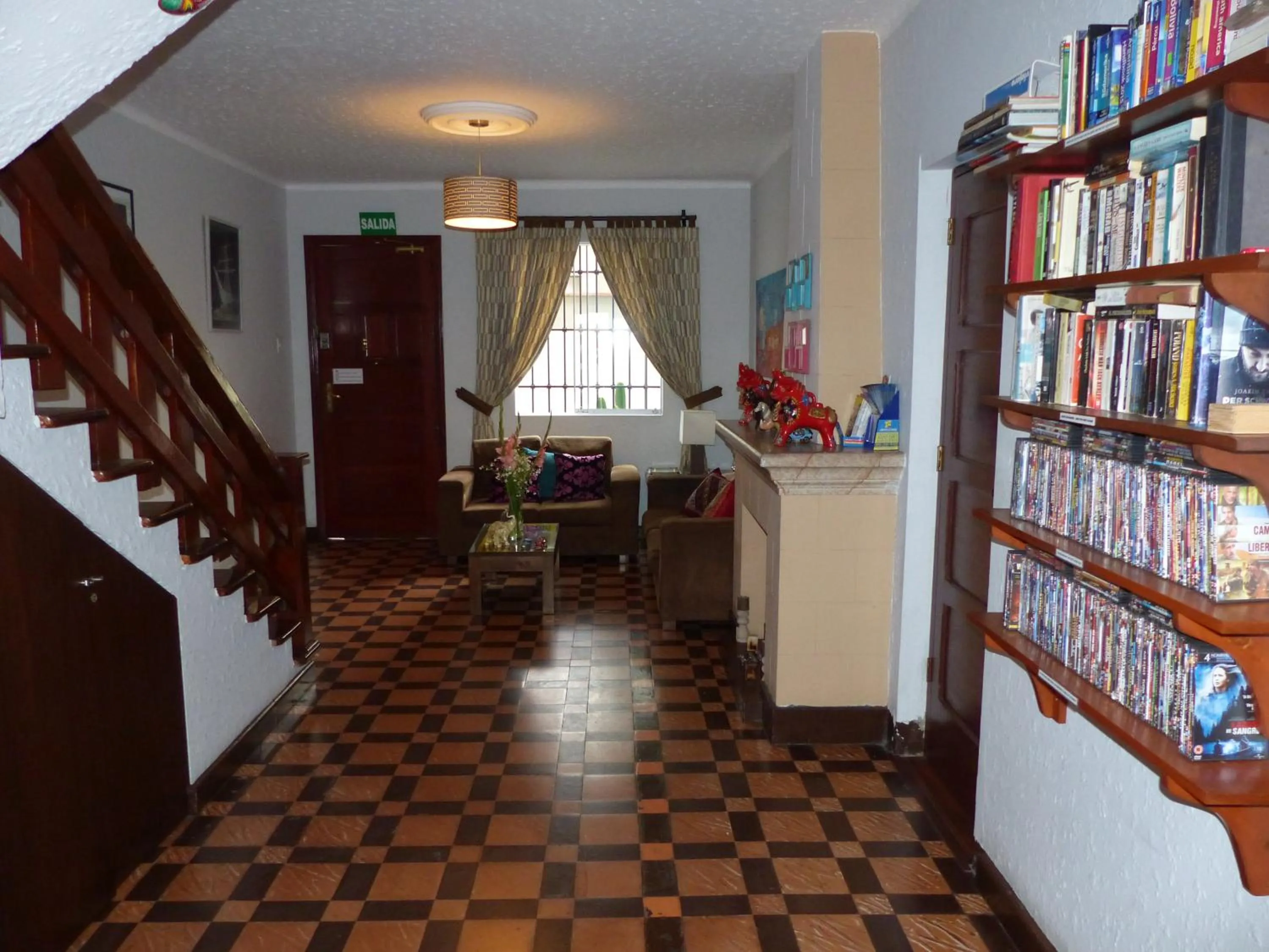 Communal lounge/ TV room in The Lighthouse Bed and Breakfast