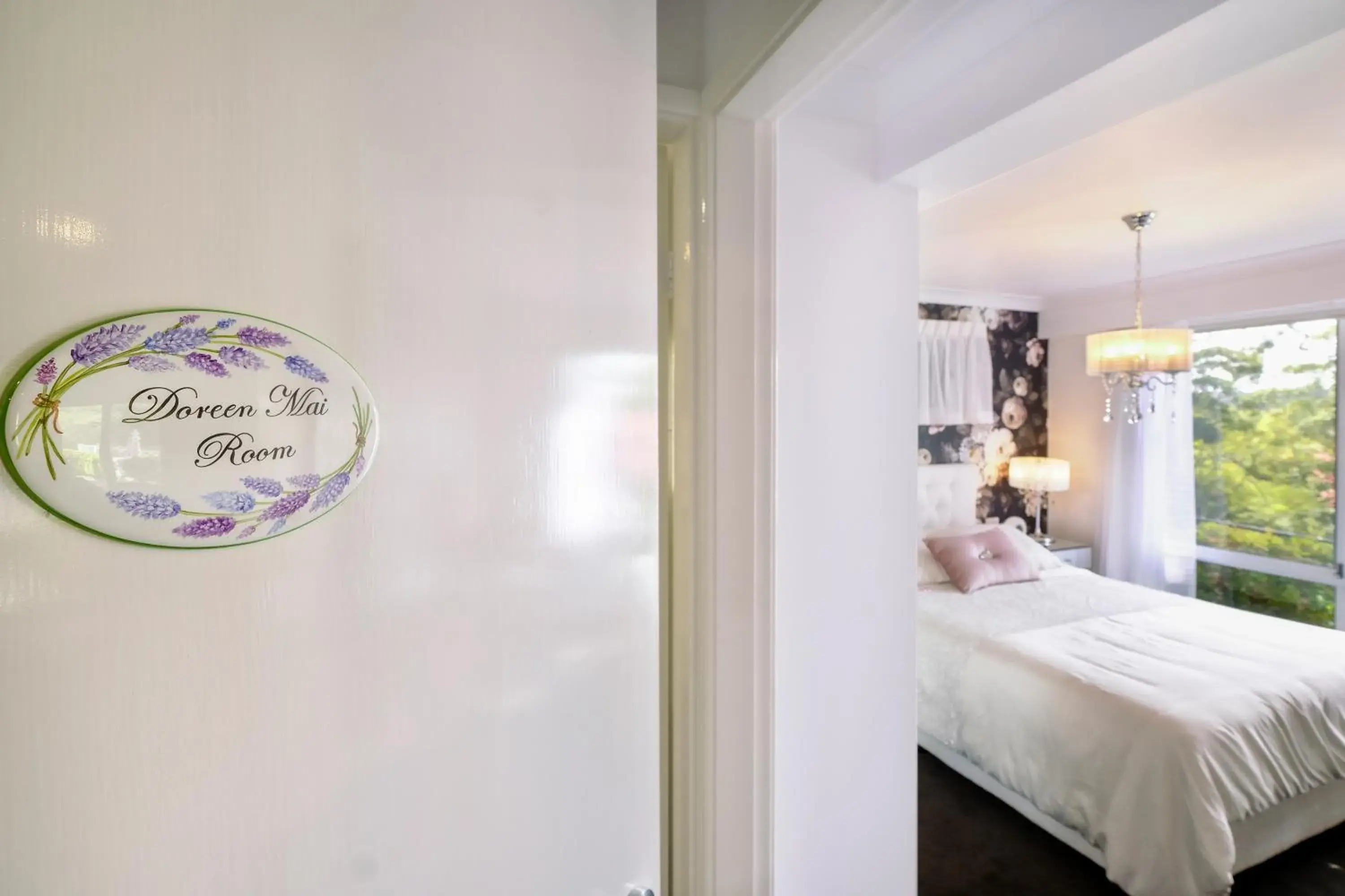 Deluxe Queen Room in Valley View Bed and Breakfast Deluxe Queen Room in Valley View Bed and Breakfast