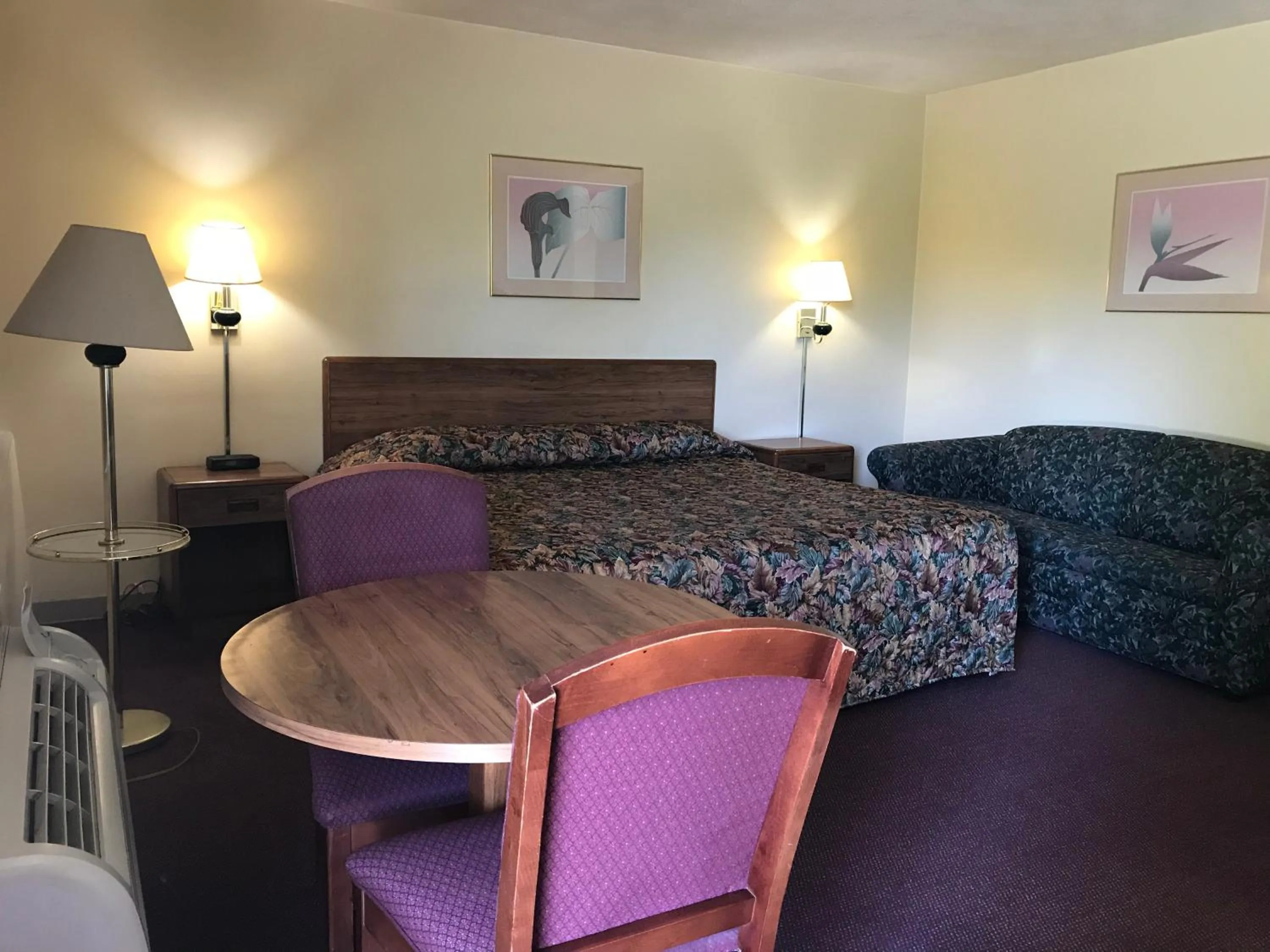 Bed in Allenwood Motel