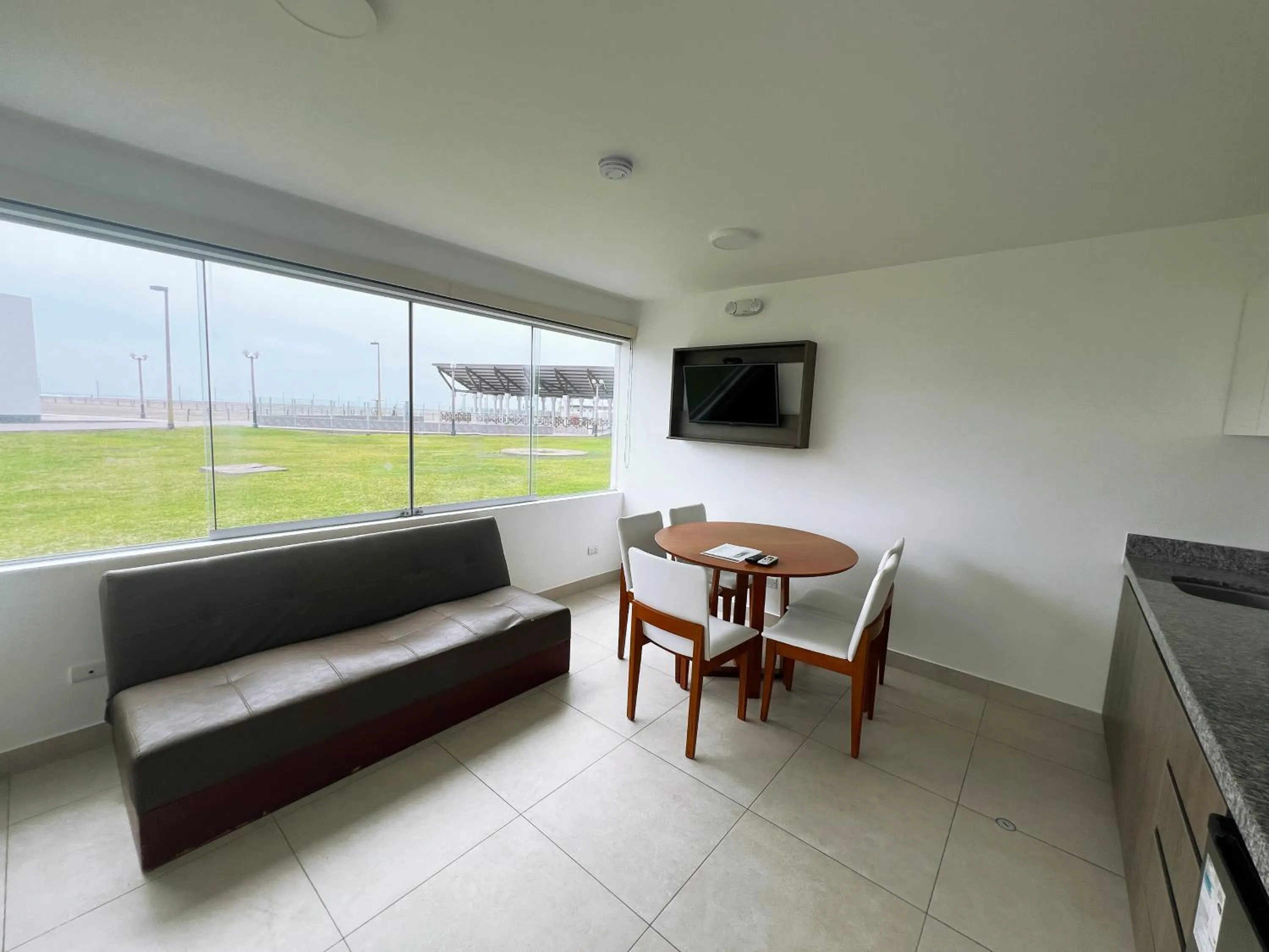 Communal lounge/ TV room in DM Hoteles Asia