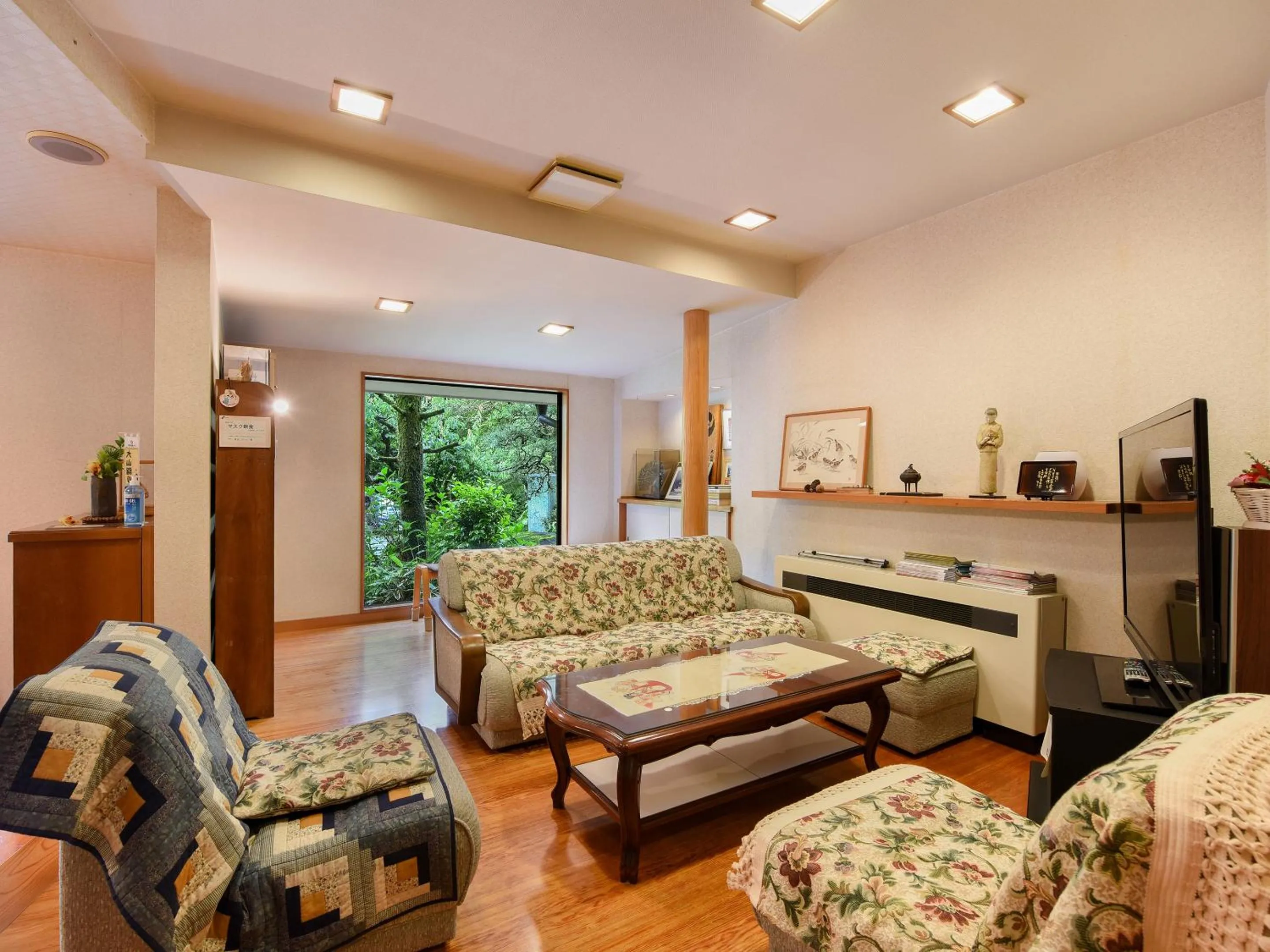 Communal lounge/ TV room in Kageyu