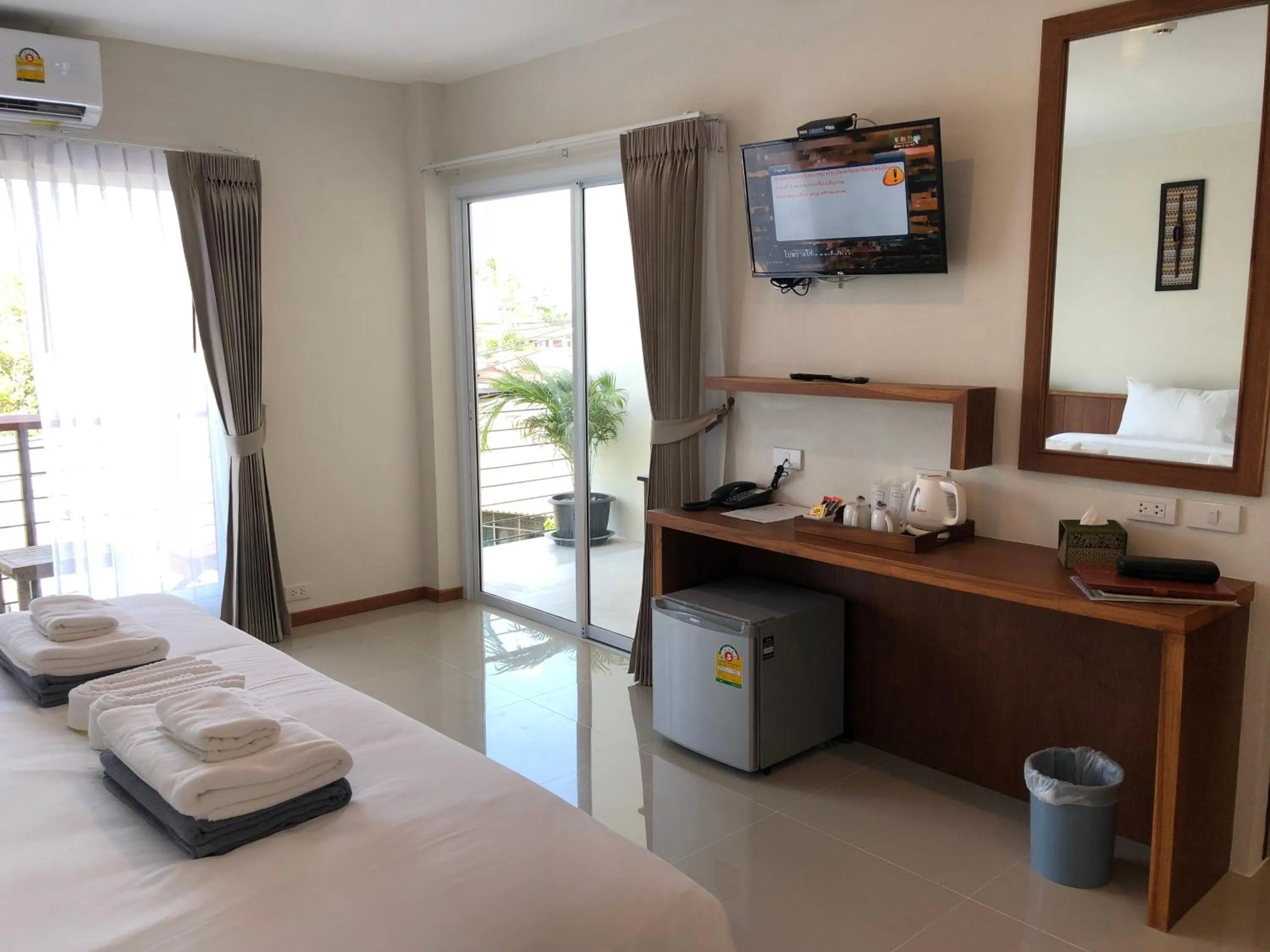 Coffee/tea facilities, Bed in Crystal Lamai Hotel